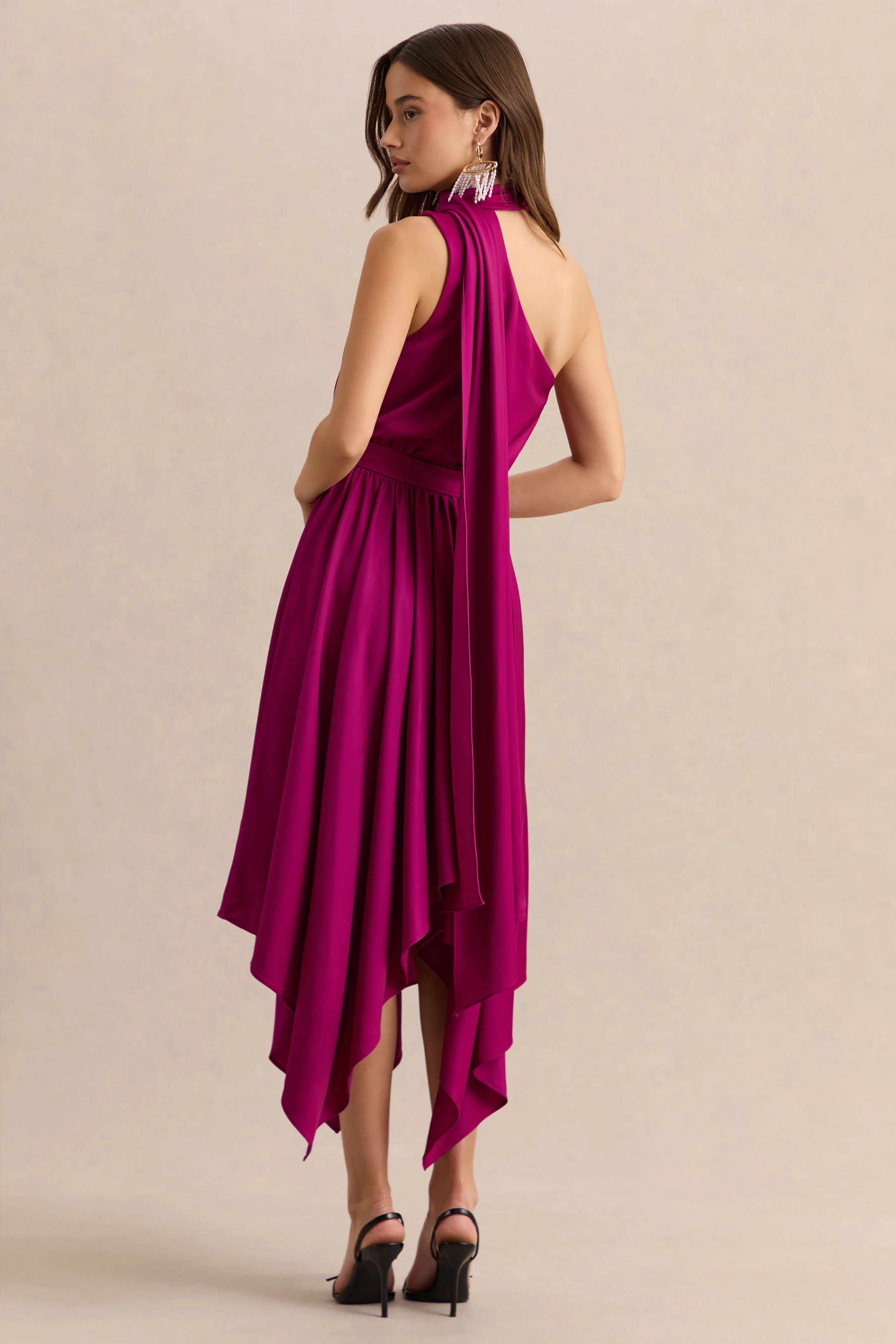 Caluna | Knallpinkes Midikleid aus Satin mit asymmetrischem Ausschnitt und Schaldetail - Image 2