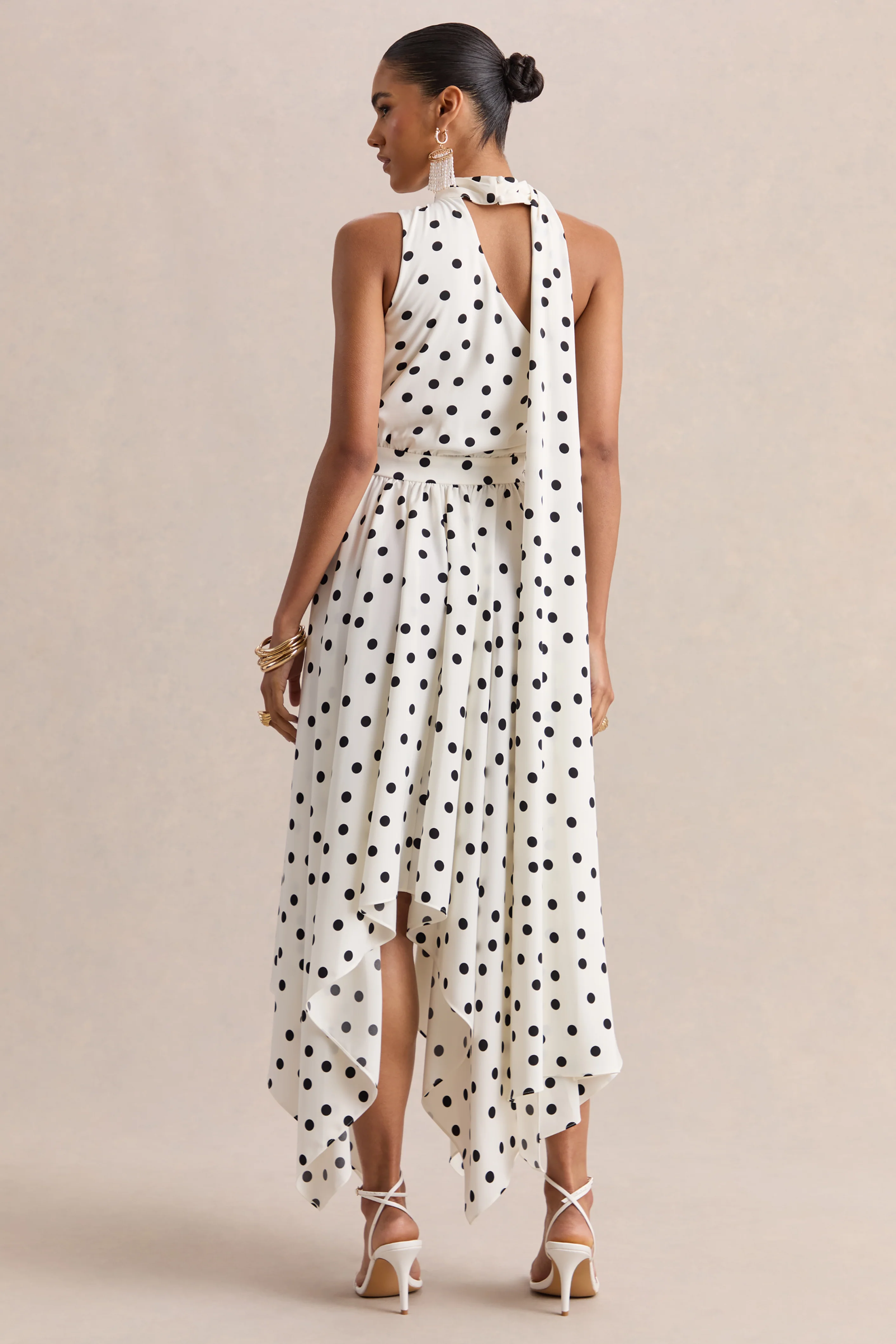 Caluna | Schwarz-weißes Polka-Dot Midikleid aus Satin mit asymmetrischem Ausschnitt und Schal-Detail - Image 2