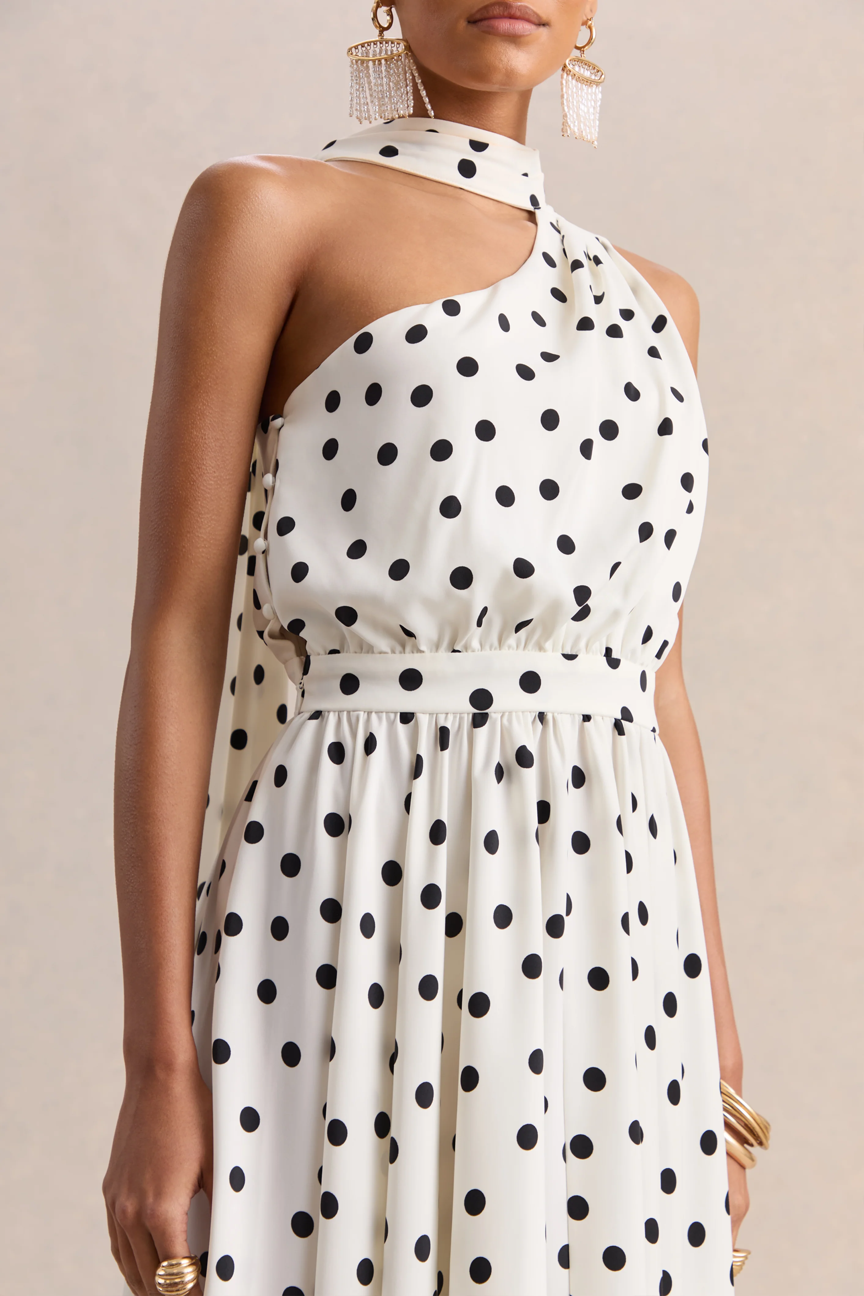 Caluna | Schwarz-weißes Polka-Dot Midikleid aus Satin mit asymmetrischem Ausschnitt und Schal-Detail - Image 3