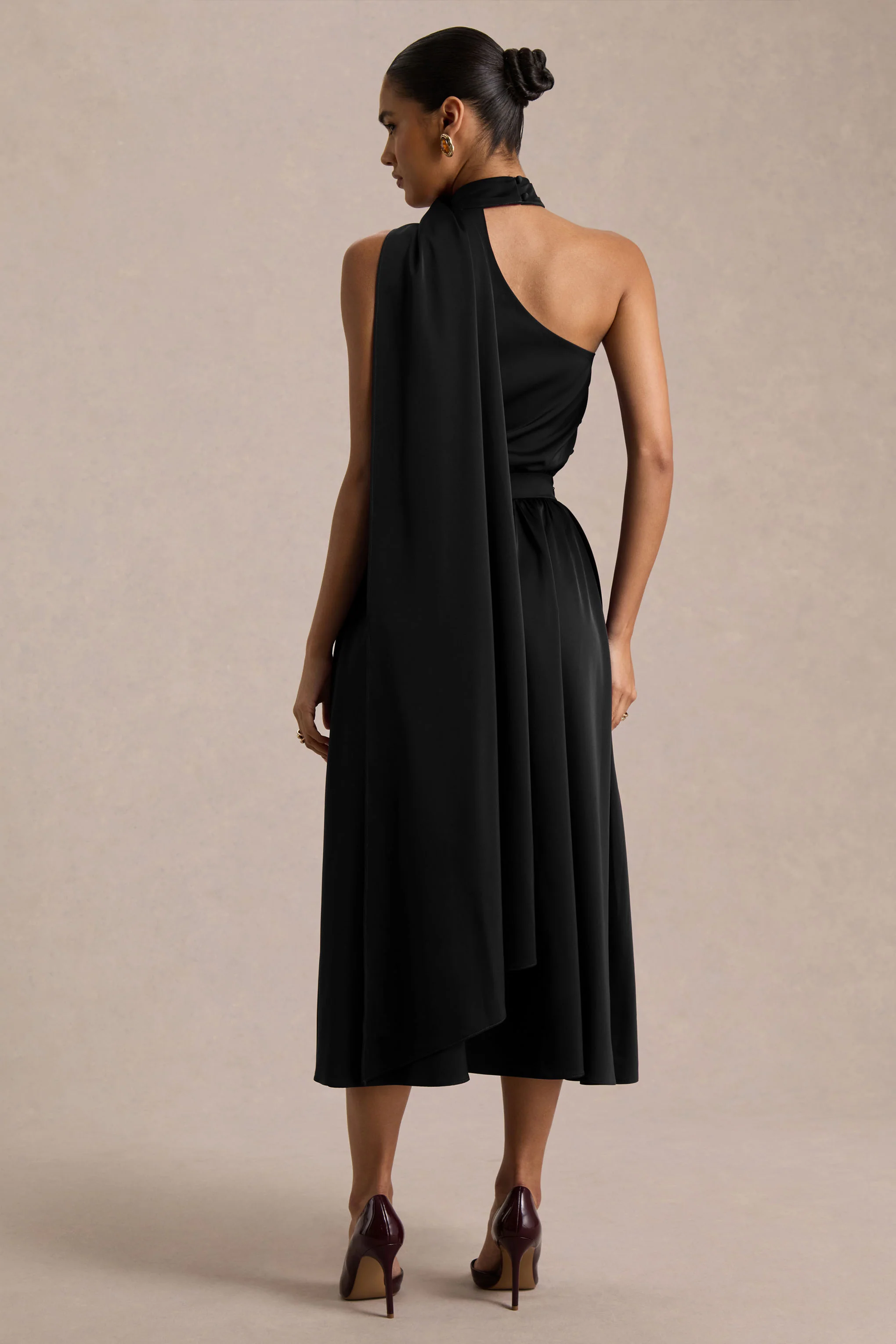Caluna | Schwarzes Satin-Midikleid mit asymmetrischem Ausschnitt und Schaldetail - Image 2
