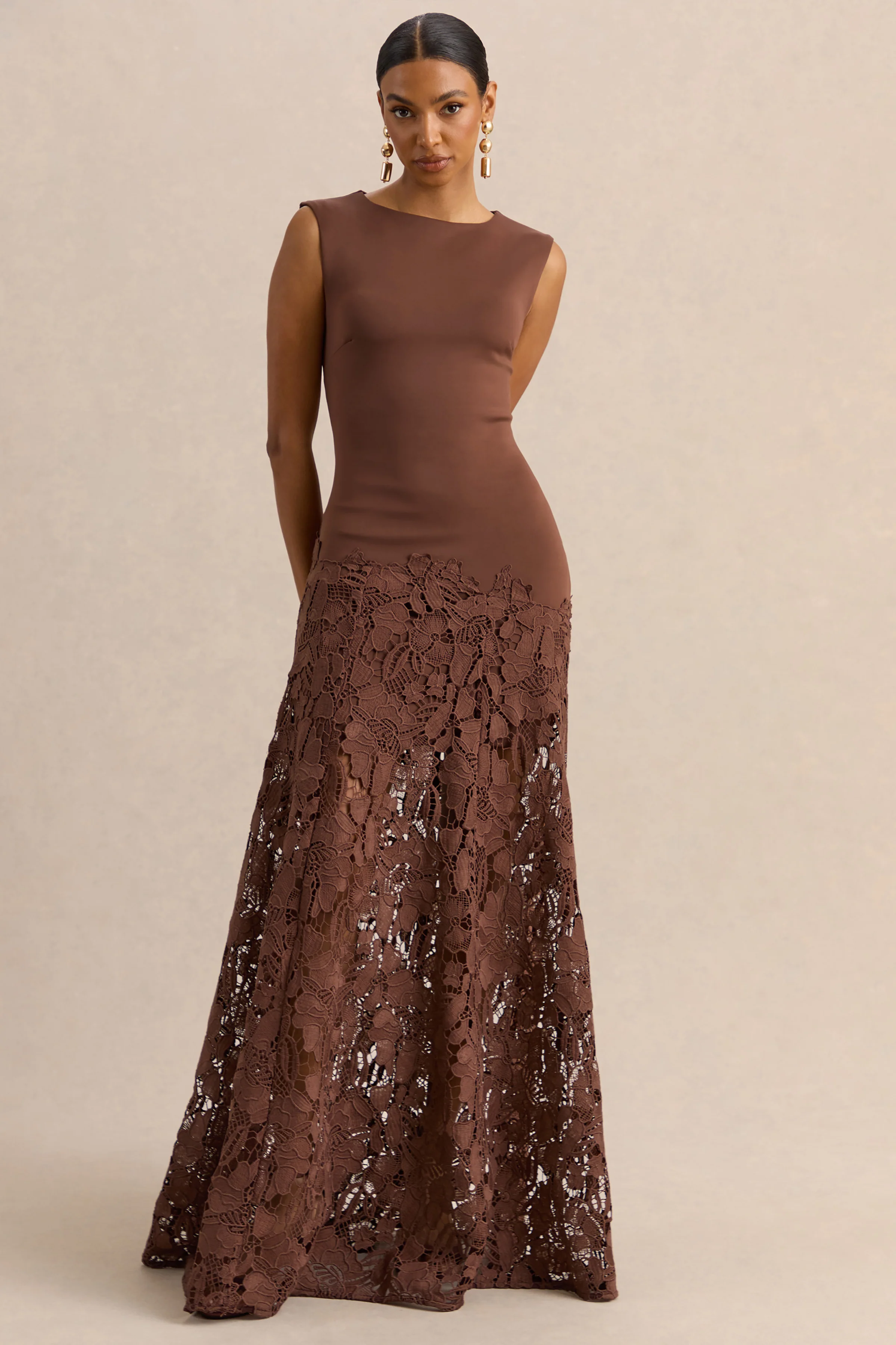 Calune | Braunes Maxikleid aus Spitze mit weitem Ausschnitt