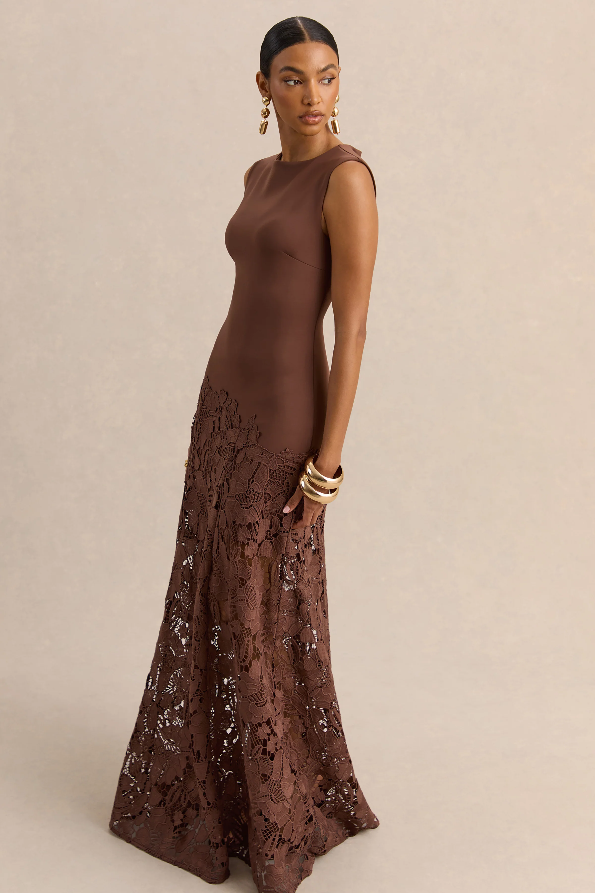 Calune | Braunes Maxikleid aus Spitze mit weitem Ausschnitt - Image 6
