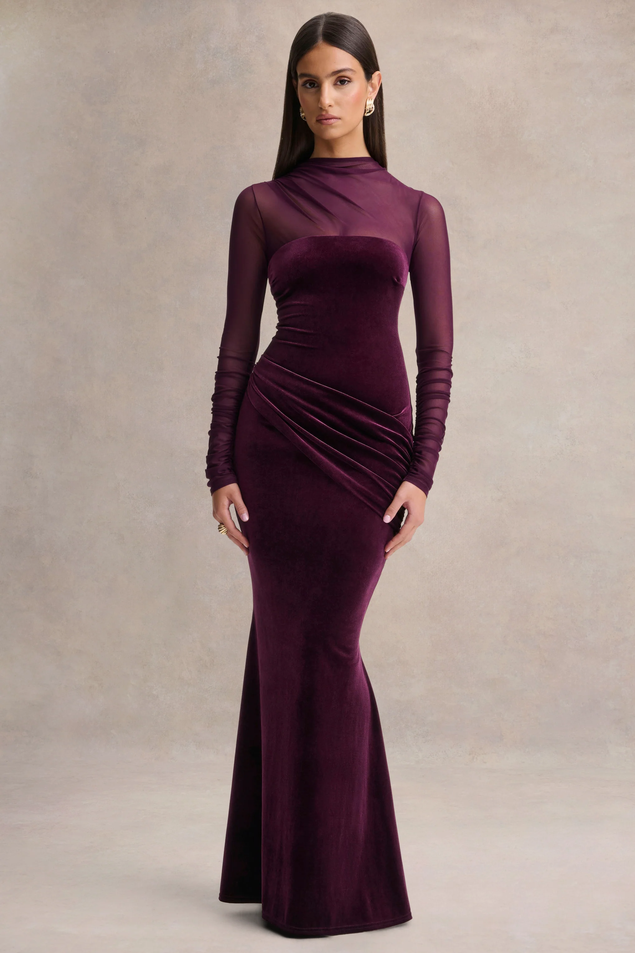 Cambria | Pflaumenfarbenes Maxikleid aus Samt mit hohem Ausschnitt und Drapierung
