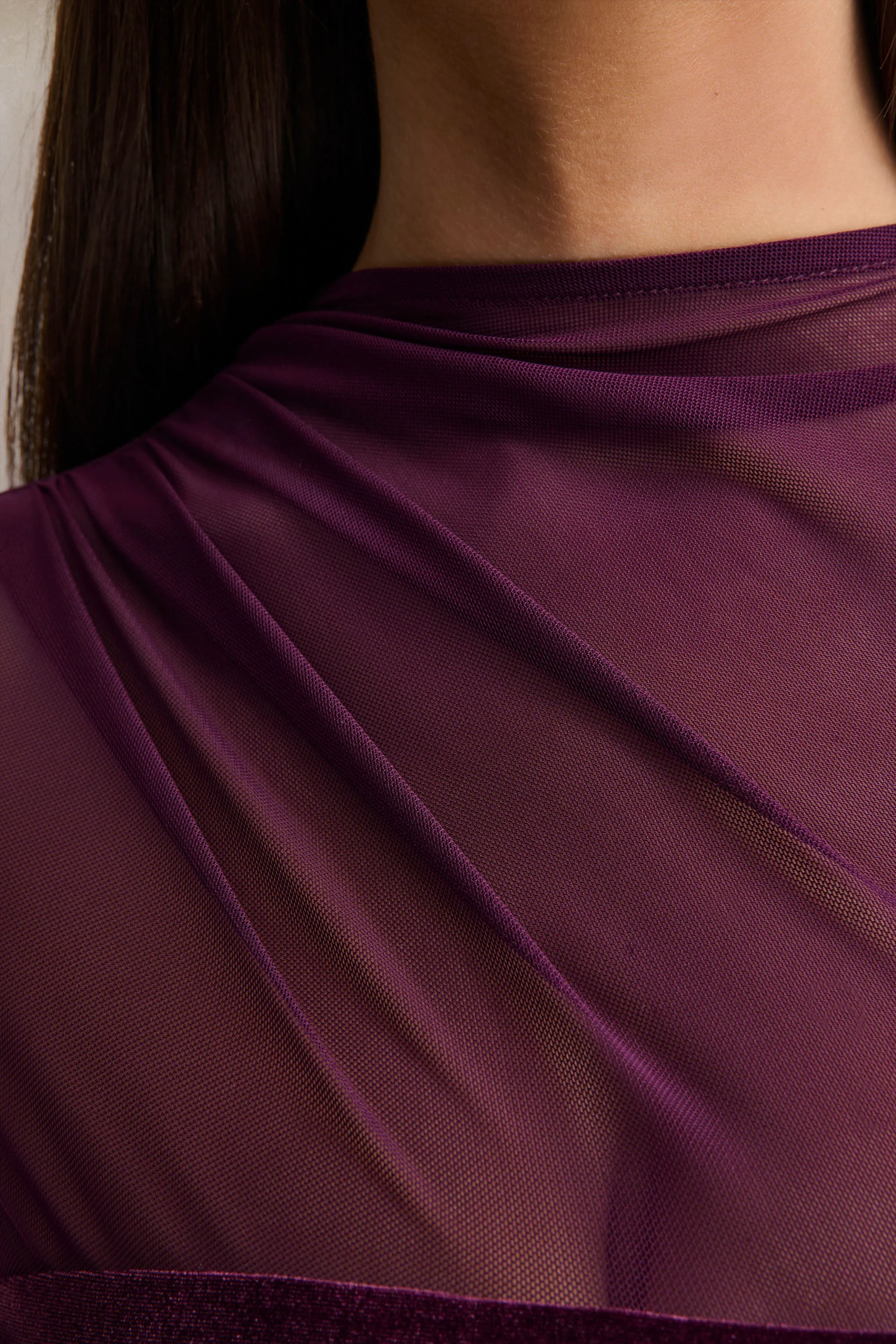 Cambria | Pflaumenfarbenes Maxikleid aus Samt mit hohem Ausschnitt und Drapierung - Image 6