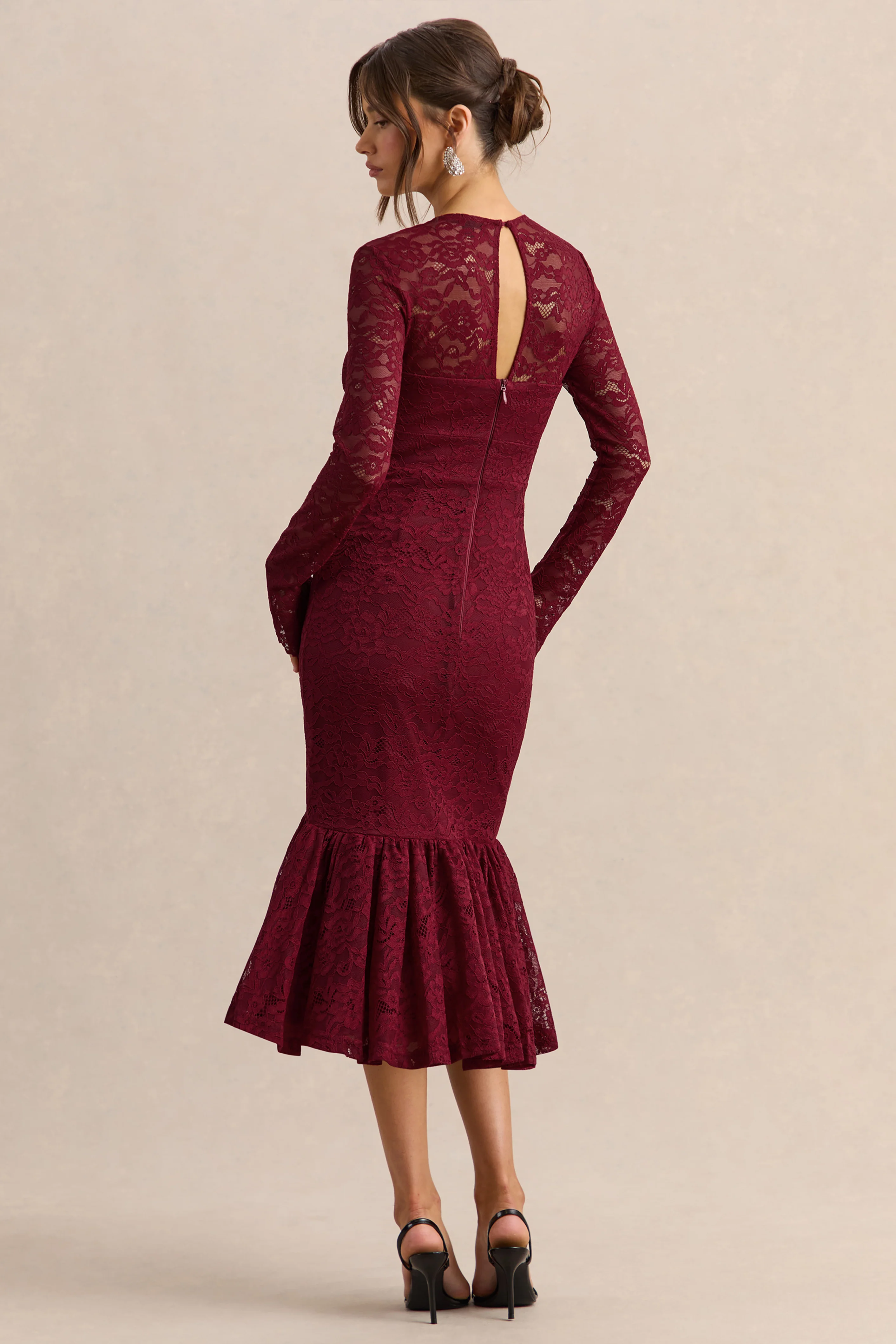 Camilly | Bordeauxfarbenes Spitzen-Midikleid mit tiefem Ausschnitt und Volantsaum - Image 2