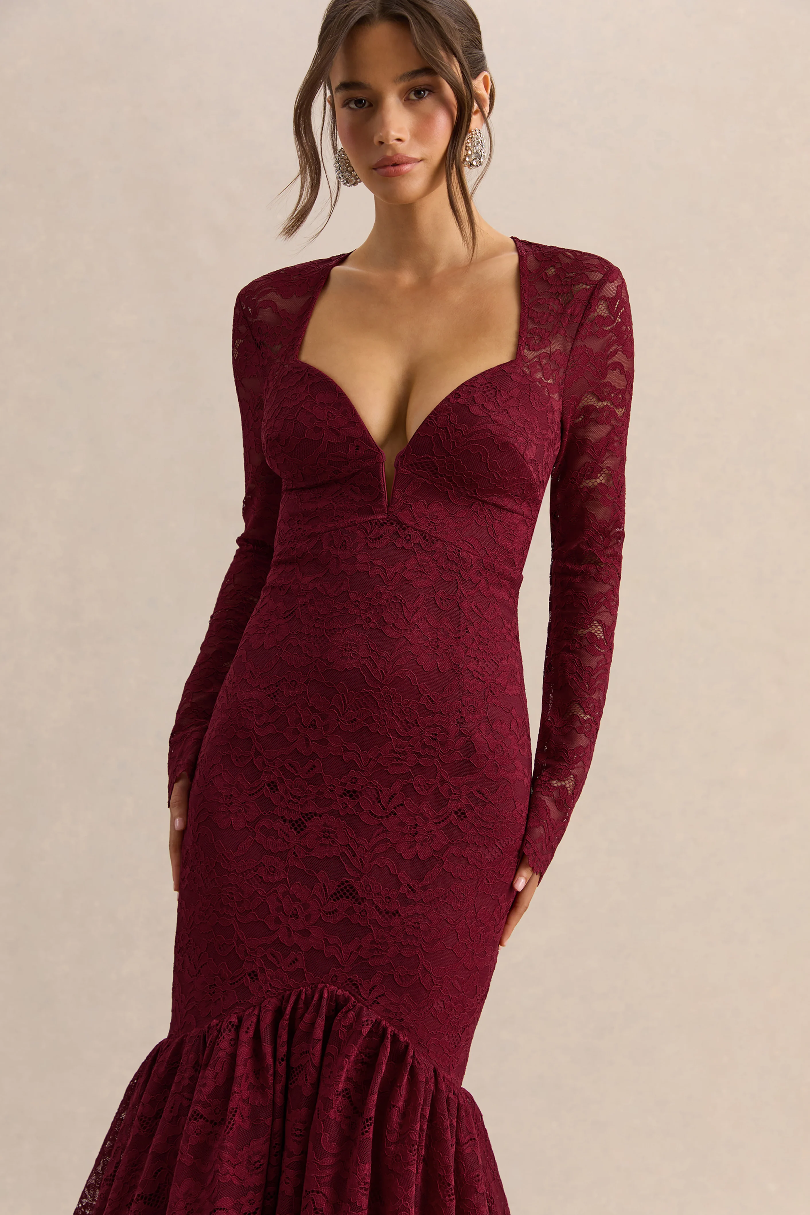 Camilly | Bordeauxfarbenes Spitzen-Midikleid mit tiefem Ausschnitt und Volantsaum - Image 9
