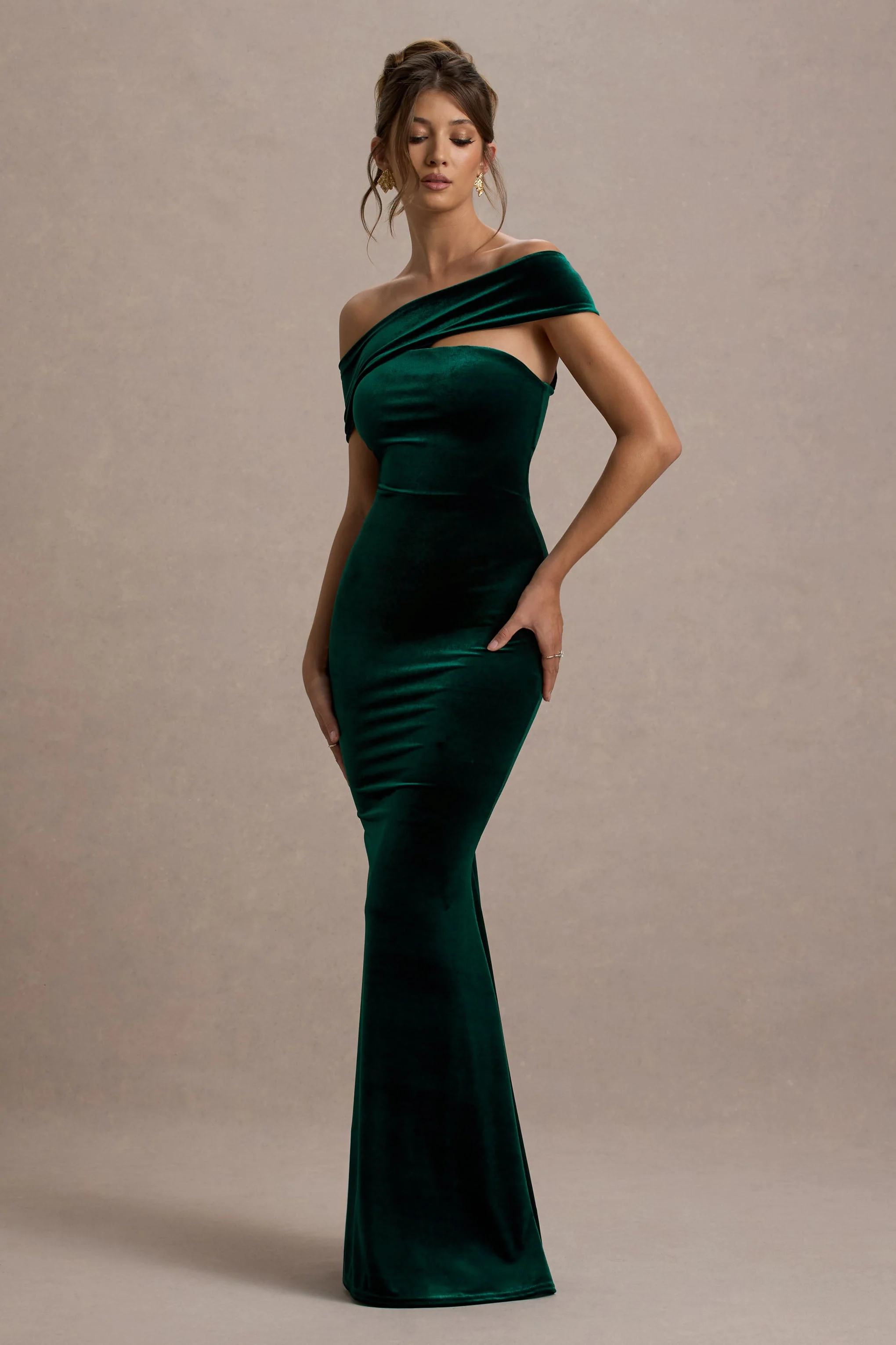 Candela | Flaschengrünes Samt-Maxikleid mit asymmetrischem Bardot-Ausschnitt - Image 4