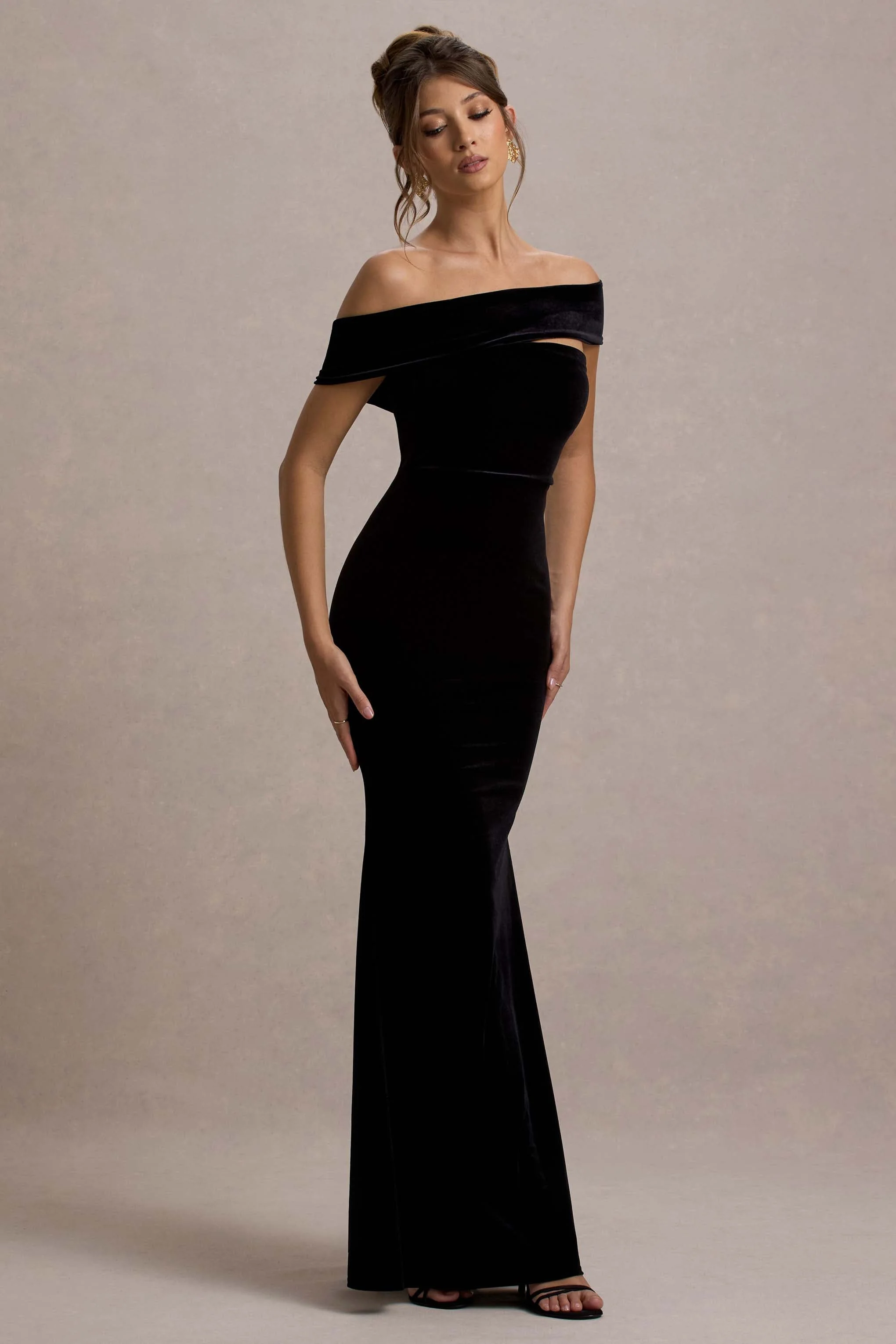 Candela | Schwarzes Samt-Maxikleid mit asymmetrischem Bardot-Ausschnitt - Image 4