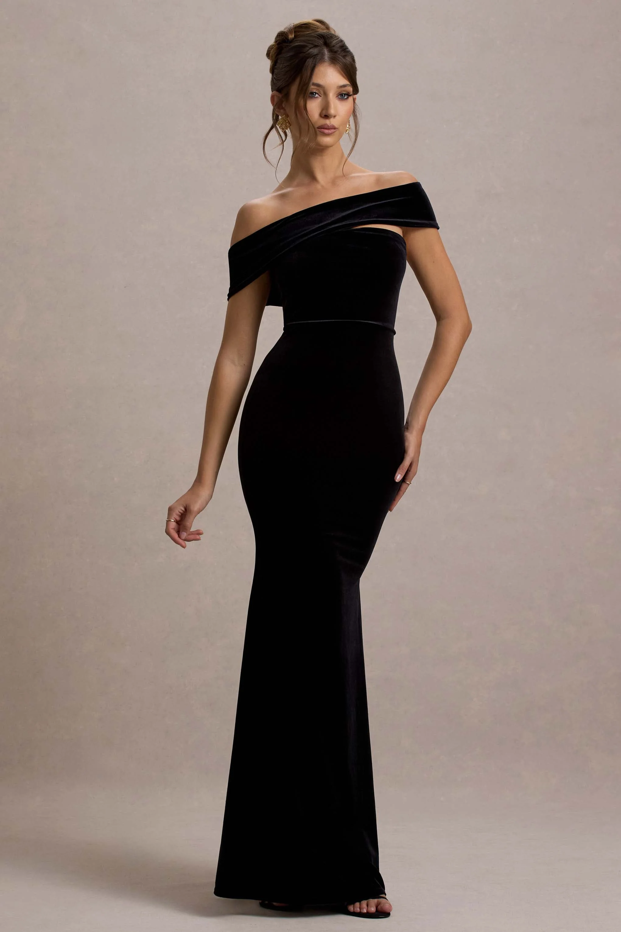 Candela | Schwarzes Samt-Maxikleid mit asymmetrischem Bardot-Ausschnitt - Image 5