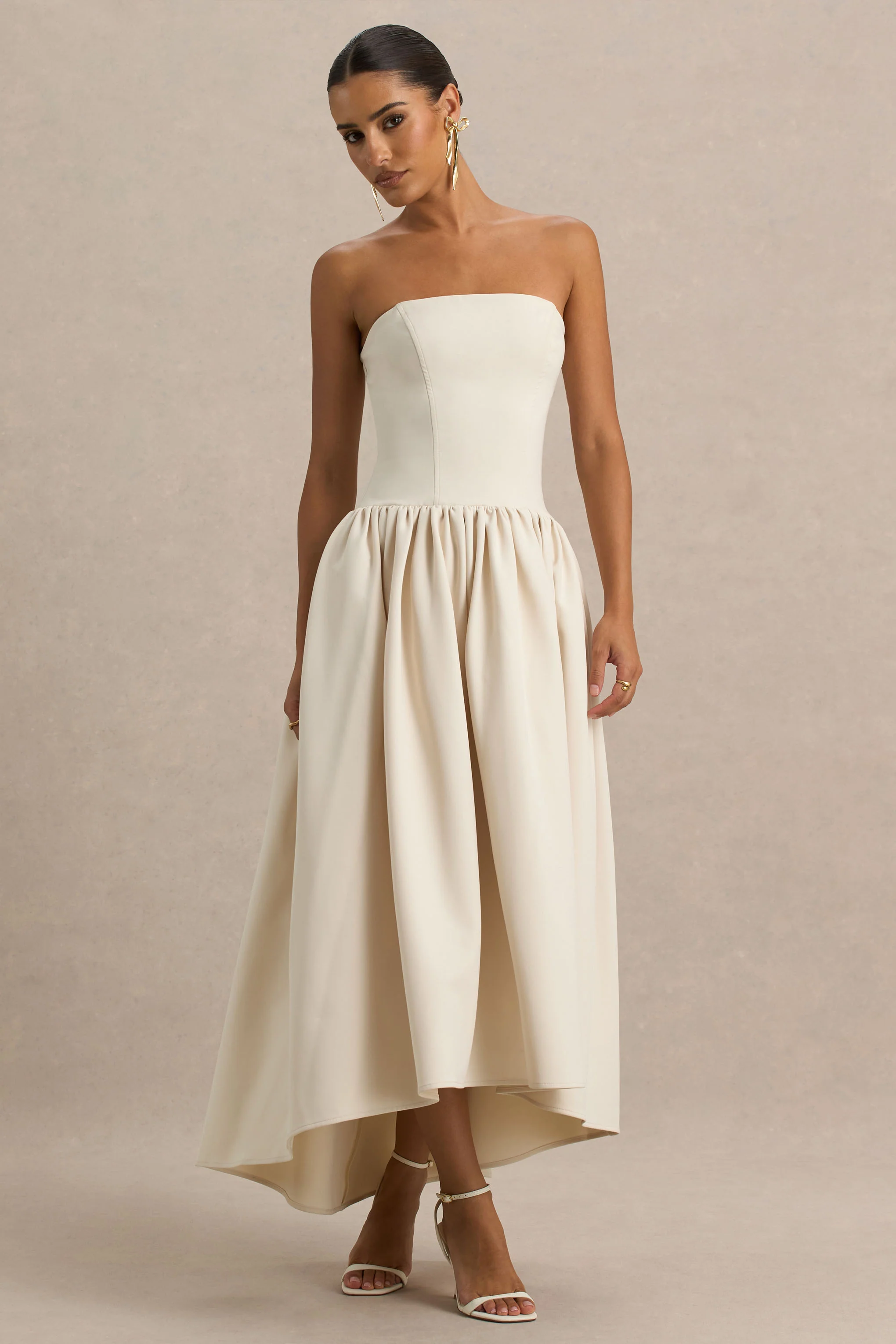 Candice | Cremefarbenes Bandeau-Midikleid mit Rückenschleifen-Detail - Image 9