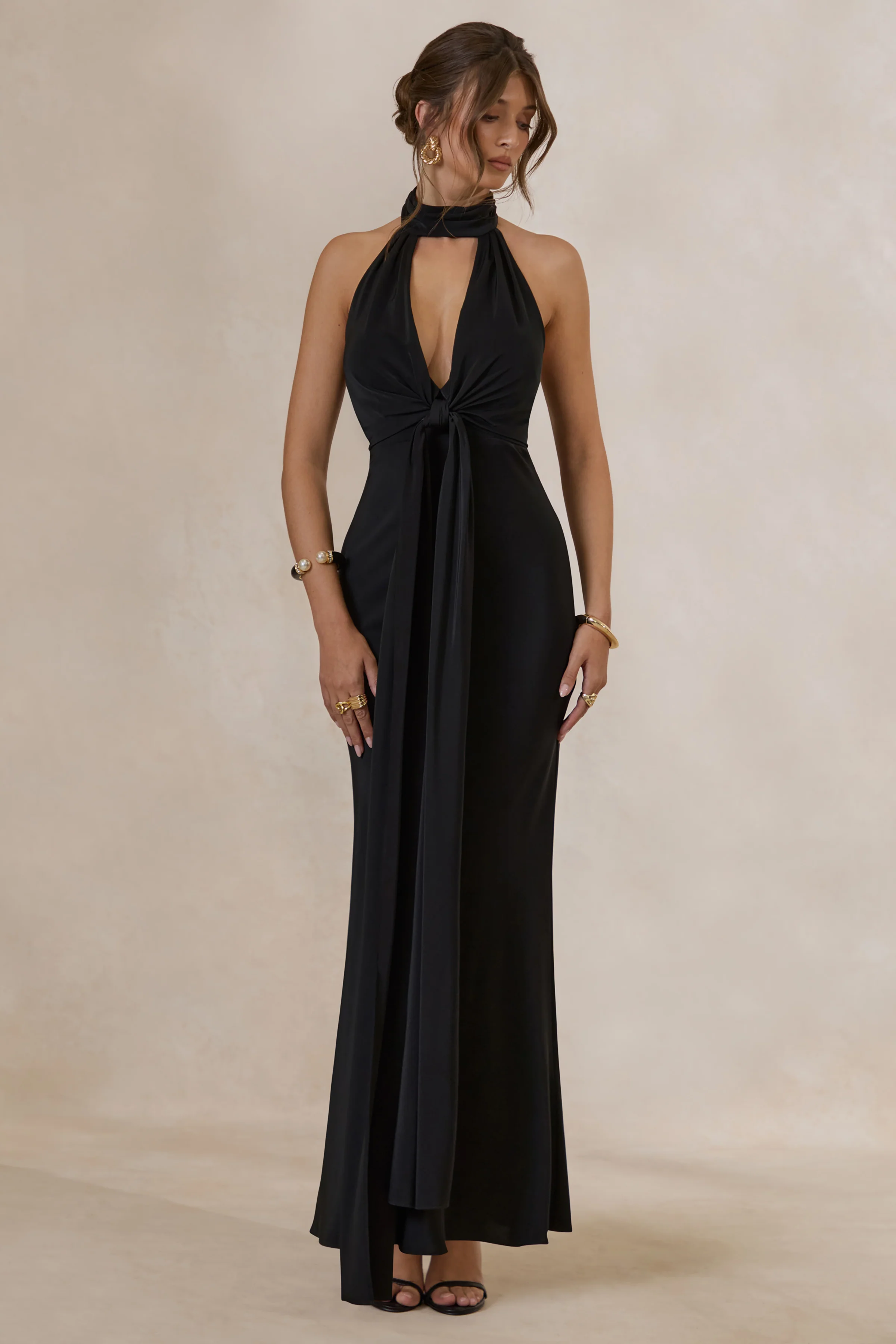 Canella | Schwarzes Maxikleid aus Satin mit Halterneck und Schärpen-Detail