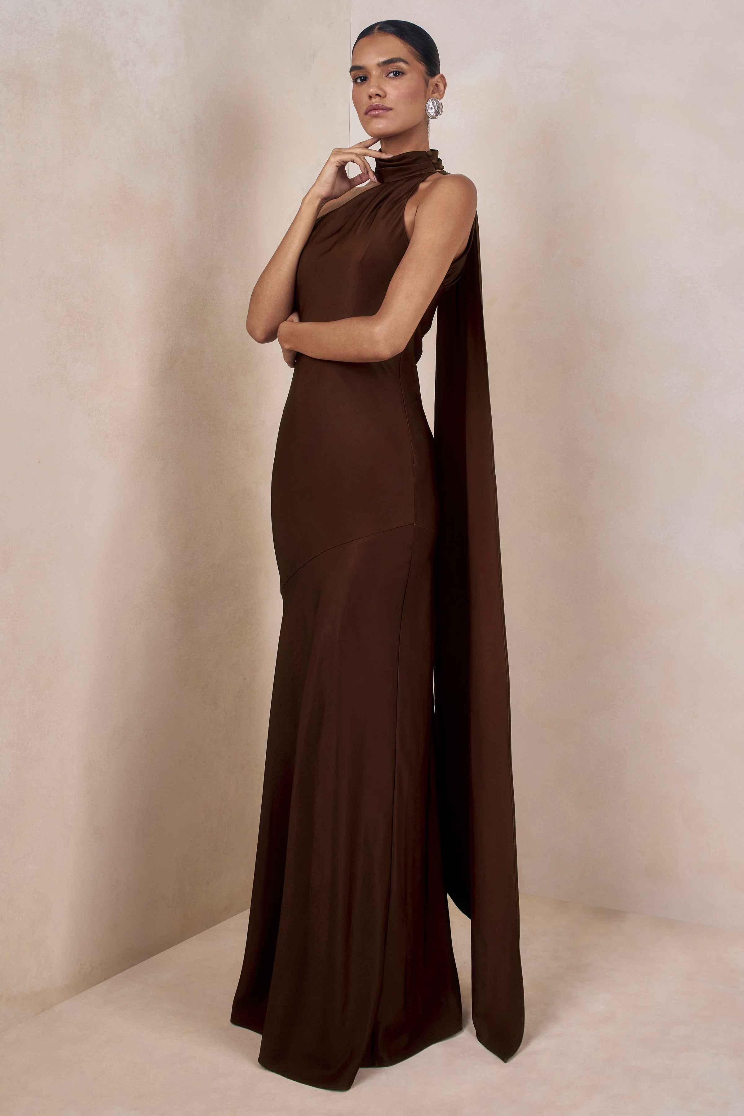 Cara | Braunes Maxikleid aus mattem Satin mit hohem Ausschnitt - Image 7
