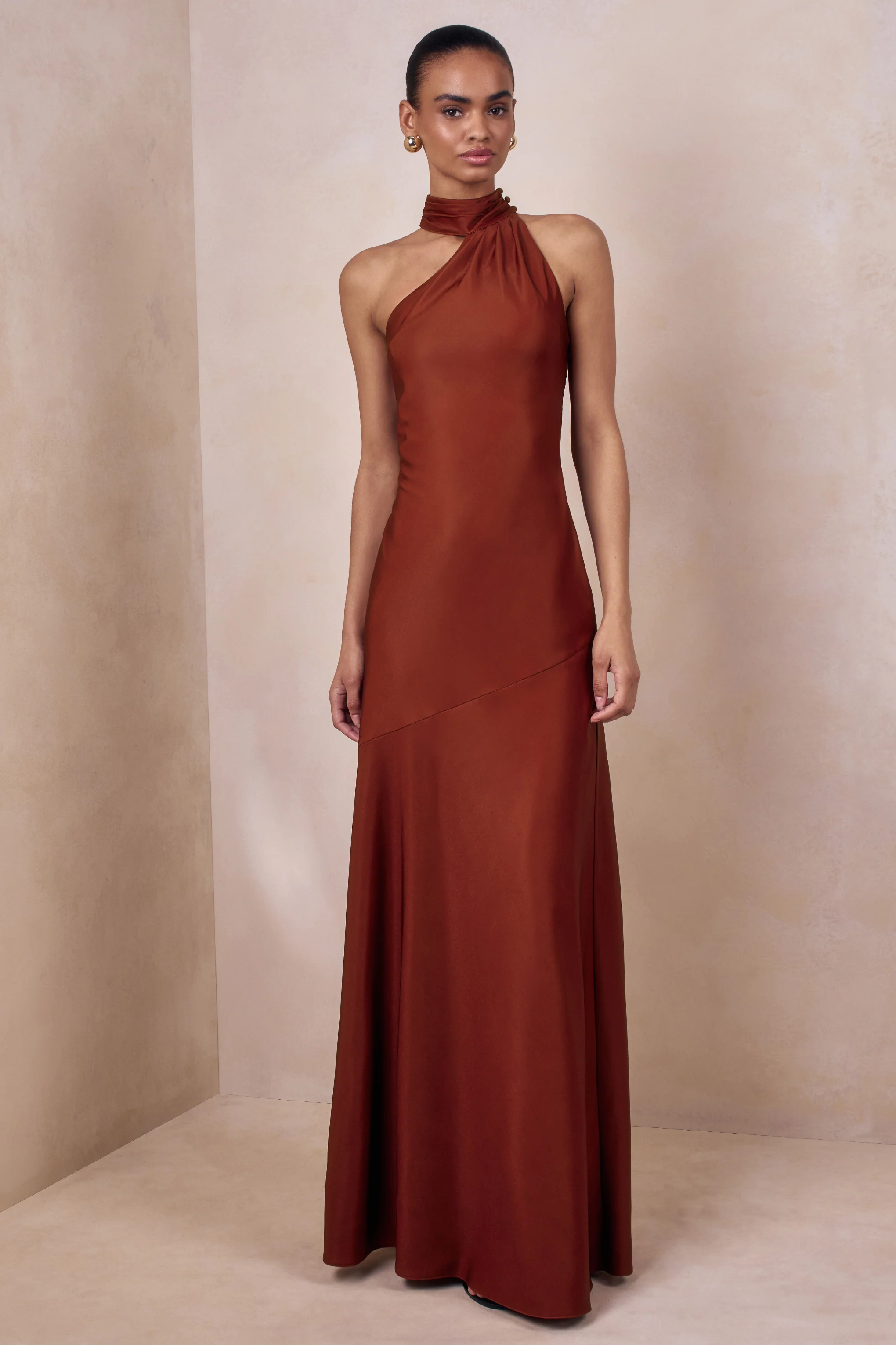 Cara | Rostfarbenes Maxikleid aus mattem Satin mit hohem Ausschnitt
