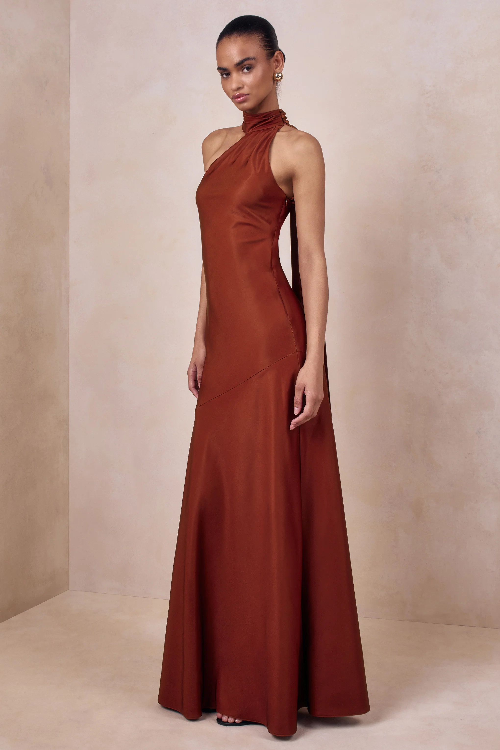 Cara | Rostfarbenes Maxikleid aus mattem Satin mit hohem Ausschnitt - Image 4