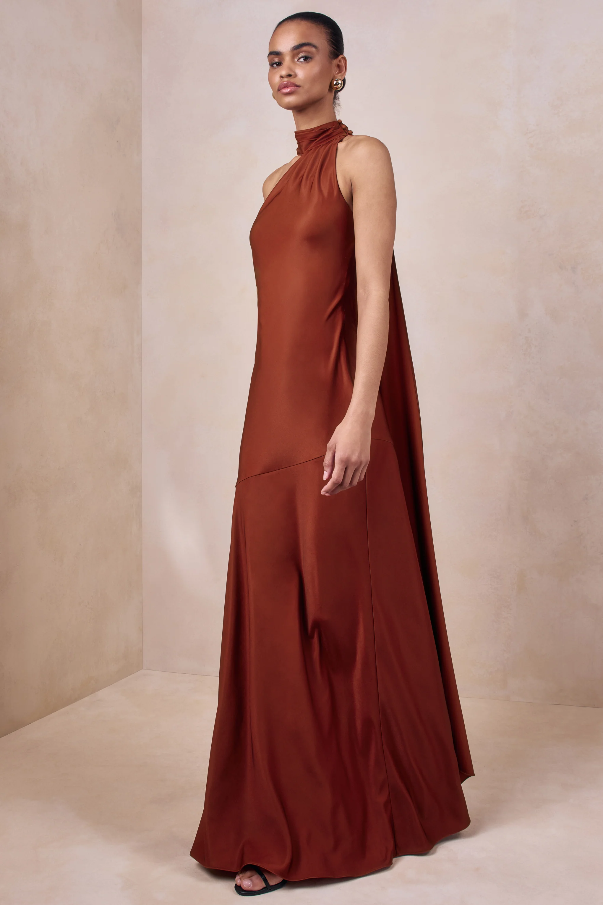 Cara | Rostfarbenes Maxikleid aus mattem Satin mit hohem Ausschnitt - Image 5