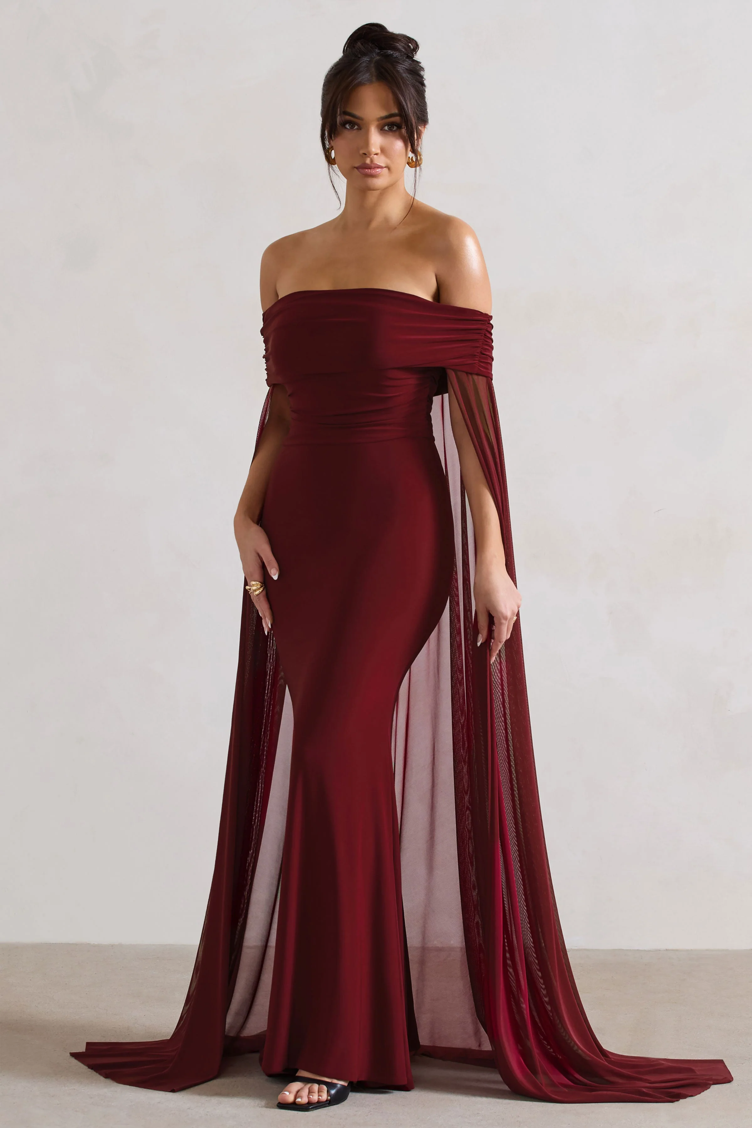 Carlotta | Beerenfarbenes Bardot-Maxikleid mit Chiffon-Cape - Image 4