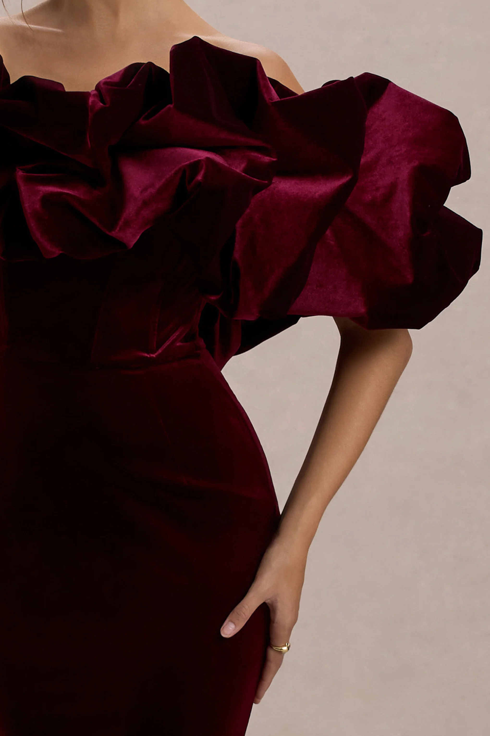 Cecily | Rotes Bardot-Maxikleid aus Samt mit Samtrüschenbesatz - Image 6