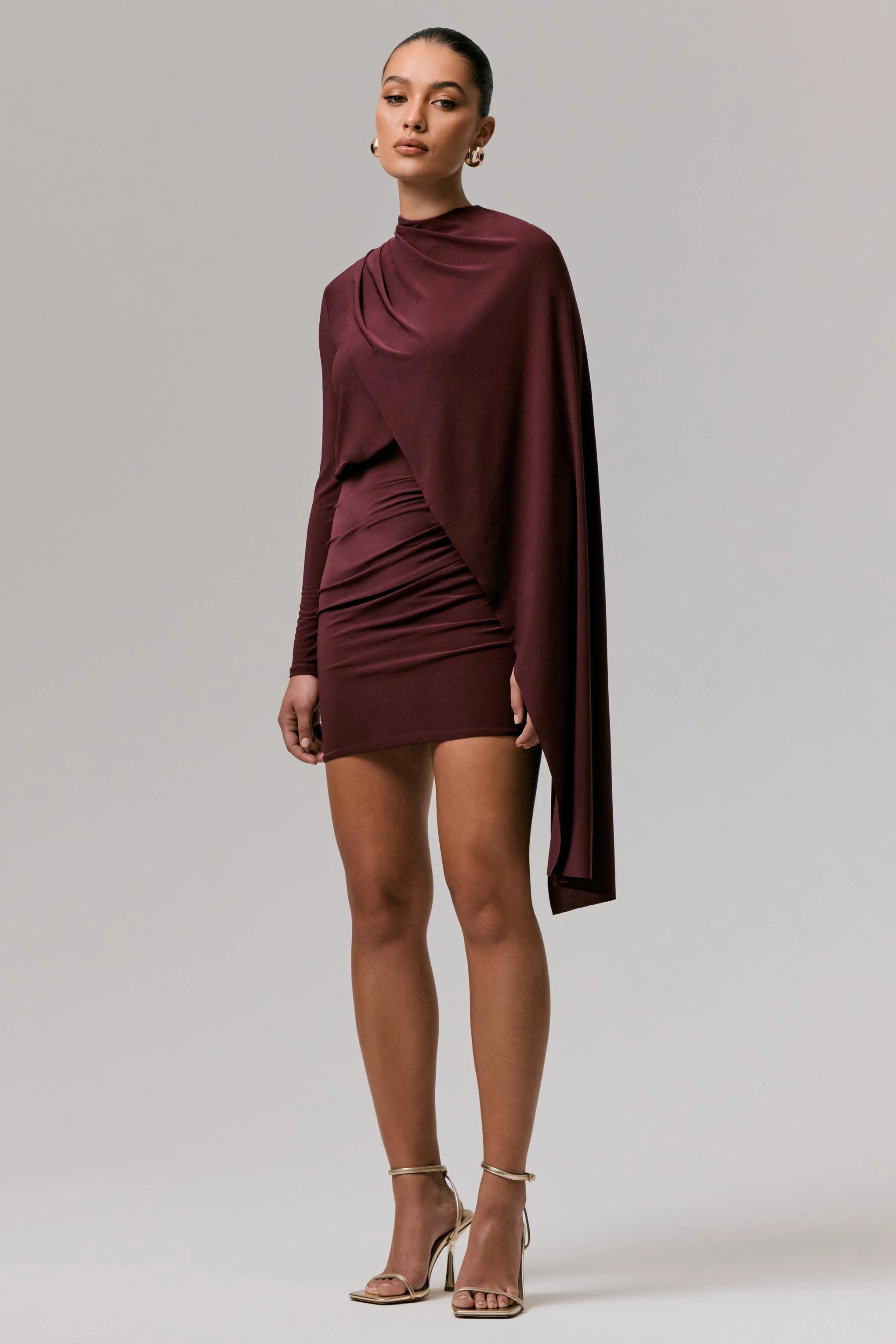 Celeste | Burgunderfarbenes Minikleid mit langen Ärmeln und Cape-Detail - Image 3