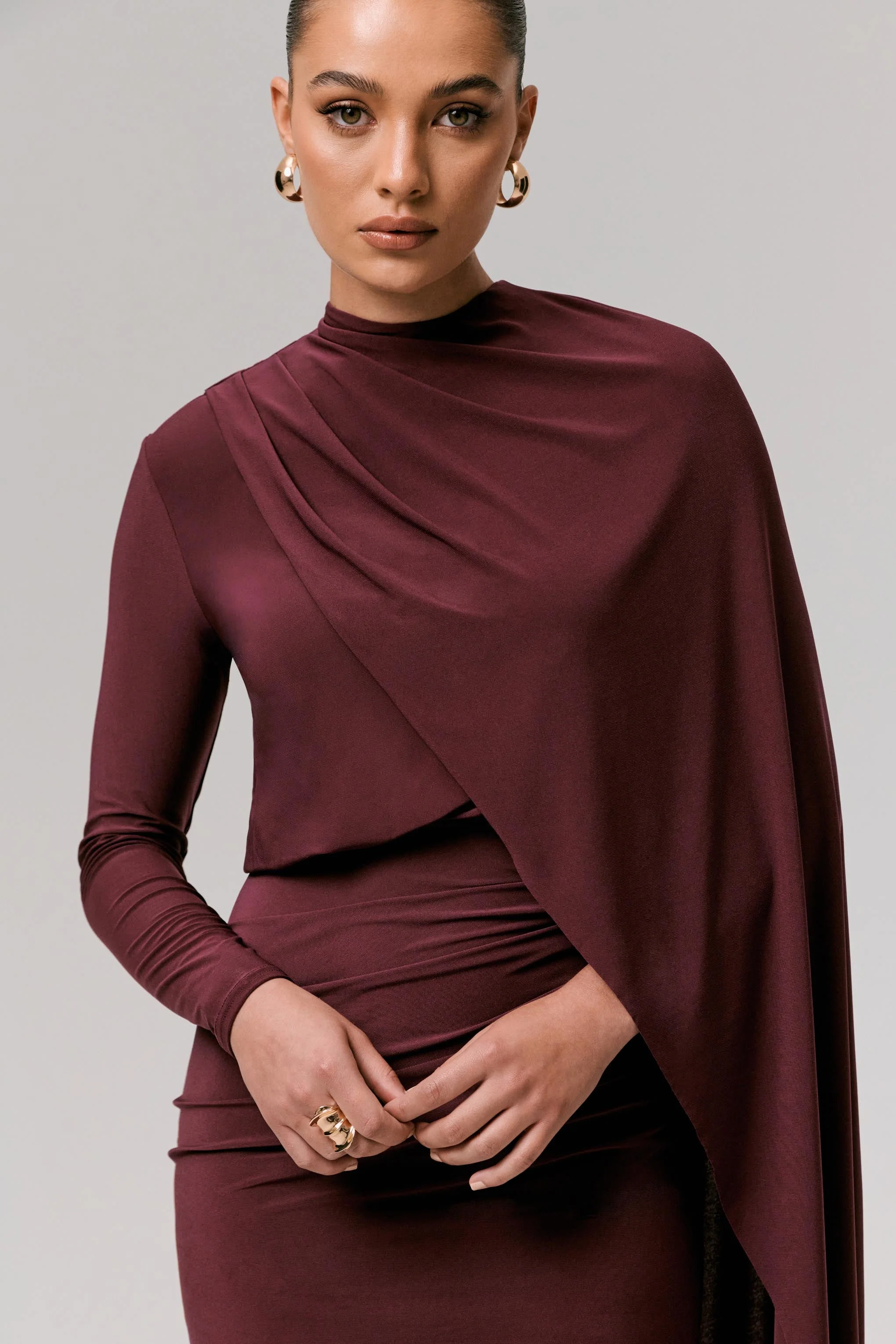 Celeste | Burgunderfarbenes Minikleid mit langen Ärmeln und Cape-Detail - Image 5