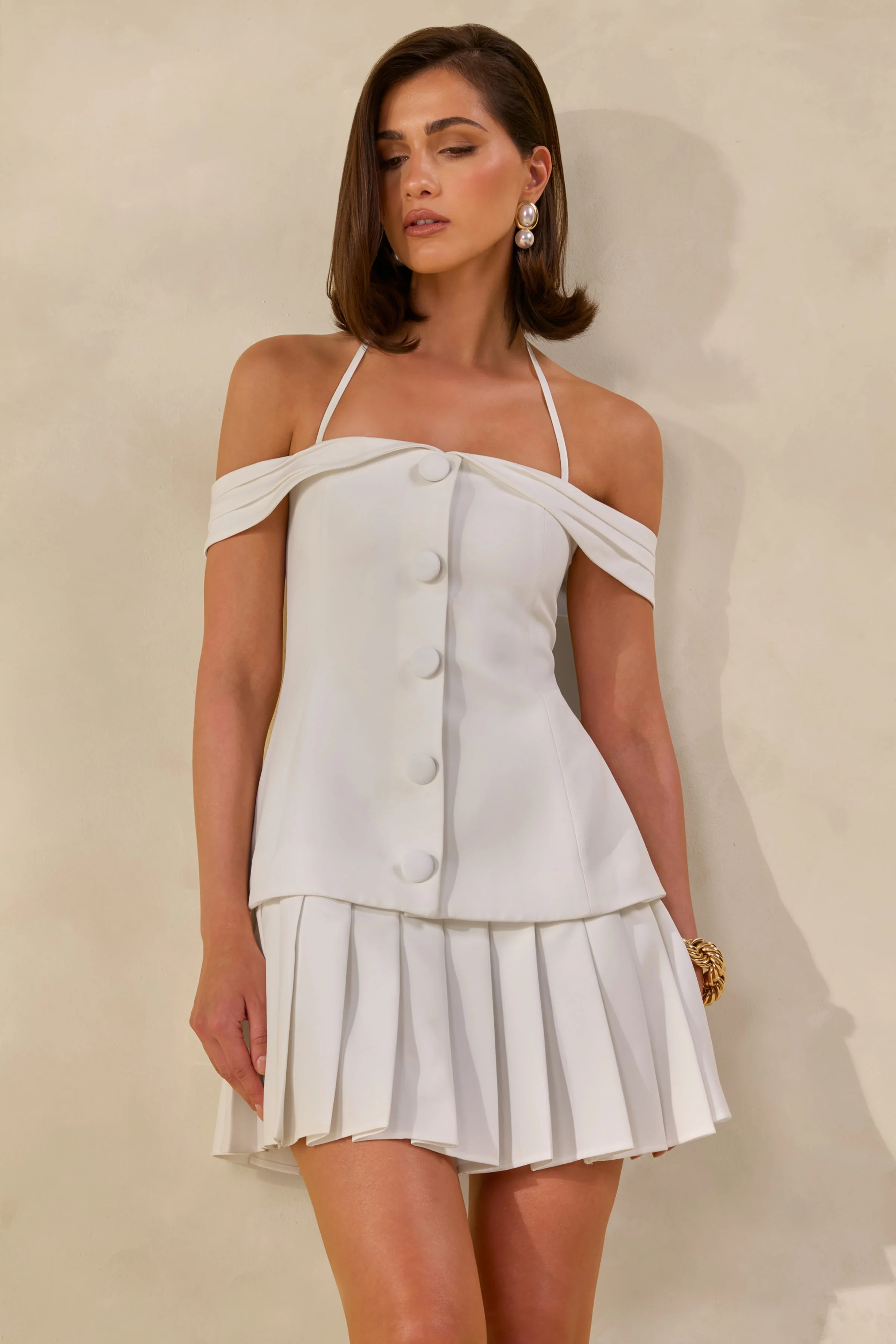 Celeta | Weißes Minikleid mit Bardot-Ausschnitt, Knopfdetails und plissiertem Saum - Image 7