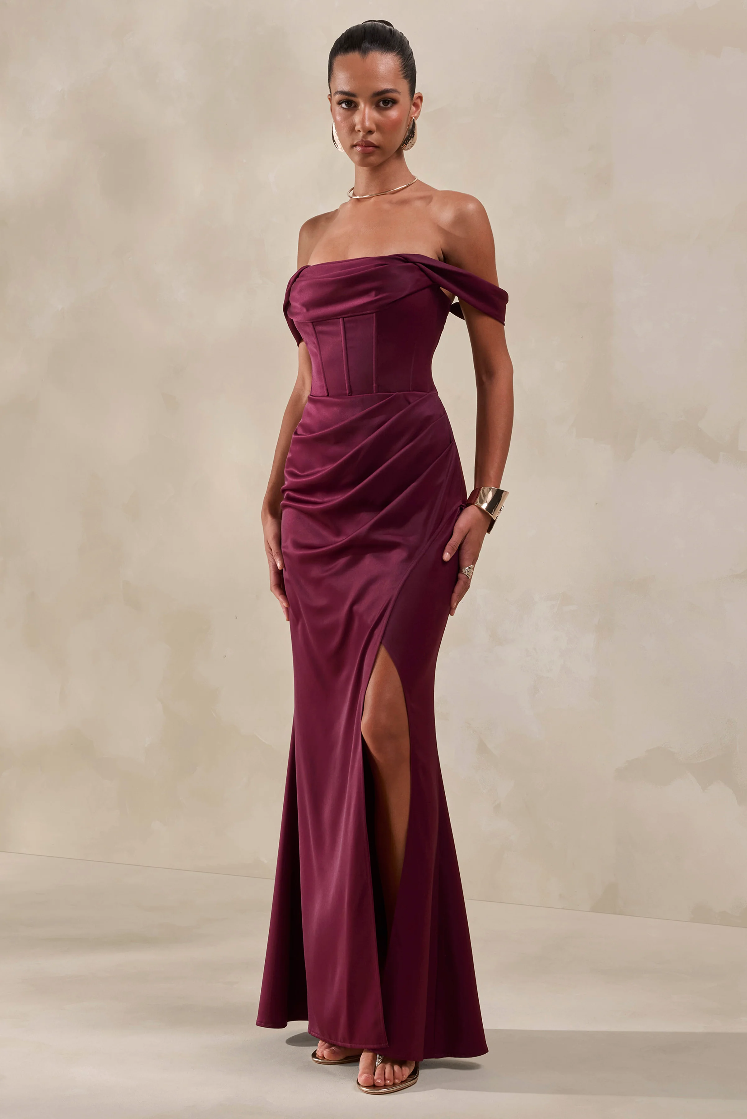 Celinea | Burgunderfarbenes Maxikleid aus Satin mit Bardot-Ausschnitt und hohem Frontschlitz - Image 5