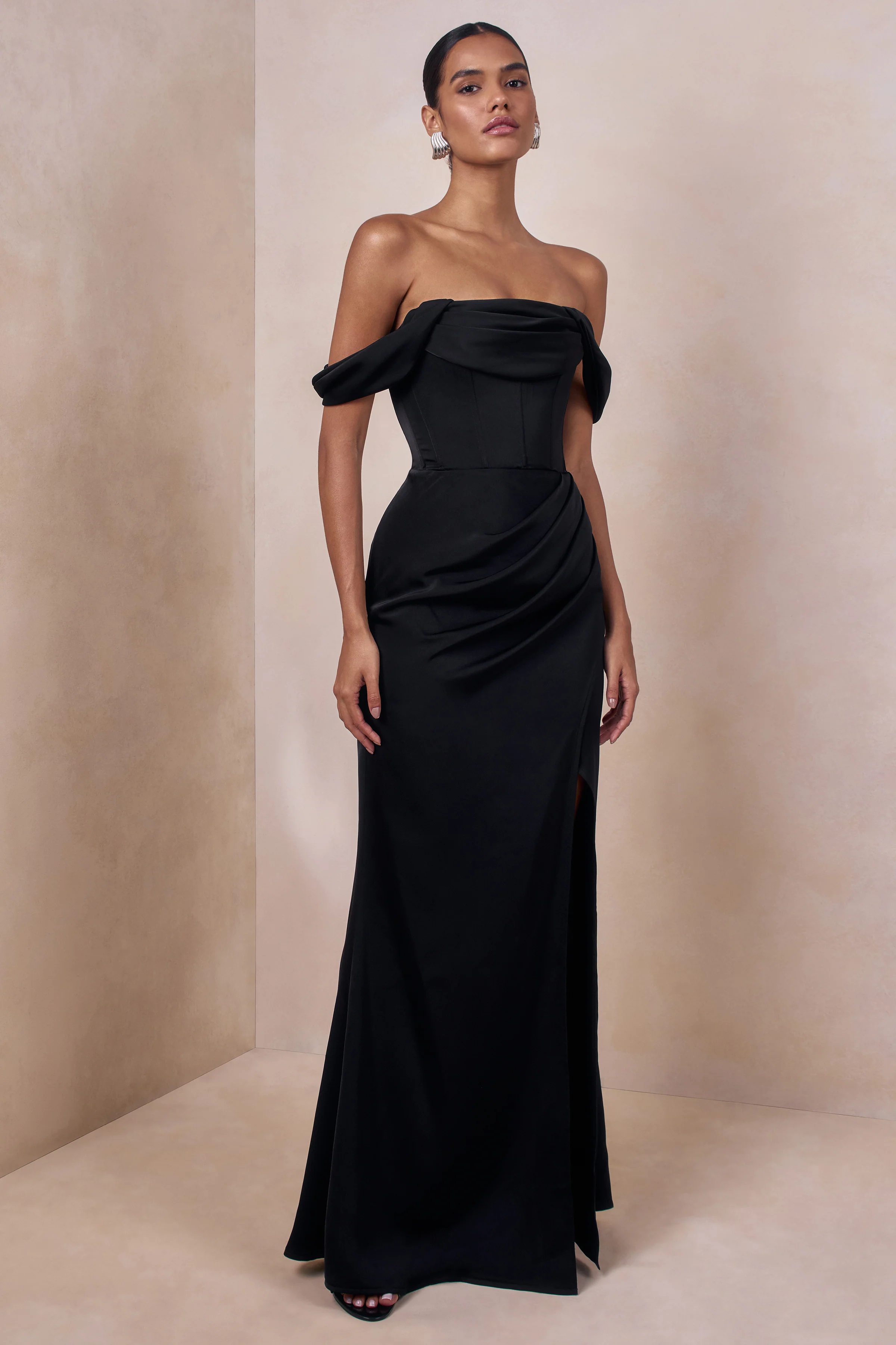 Celinea | Schwarzes Maxikleid aus Satin mit Bardot-Ausschnitt und hohem Frontschlitz - Image 5