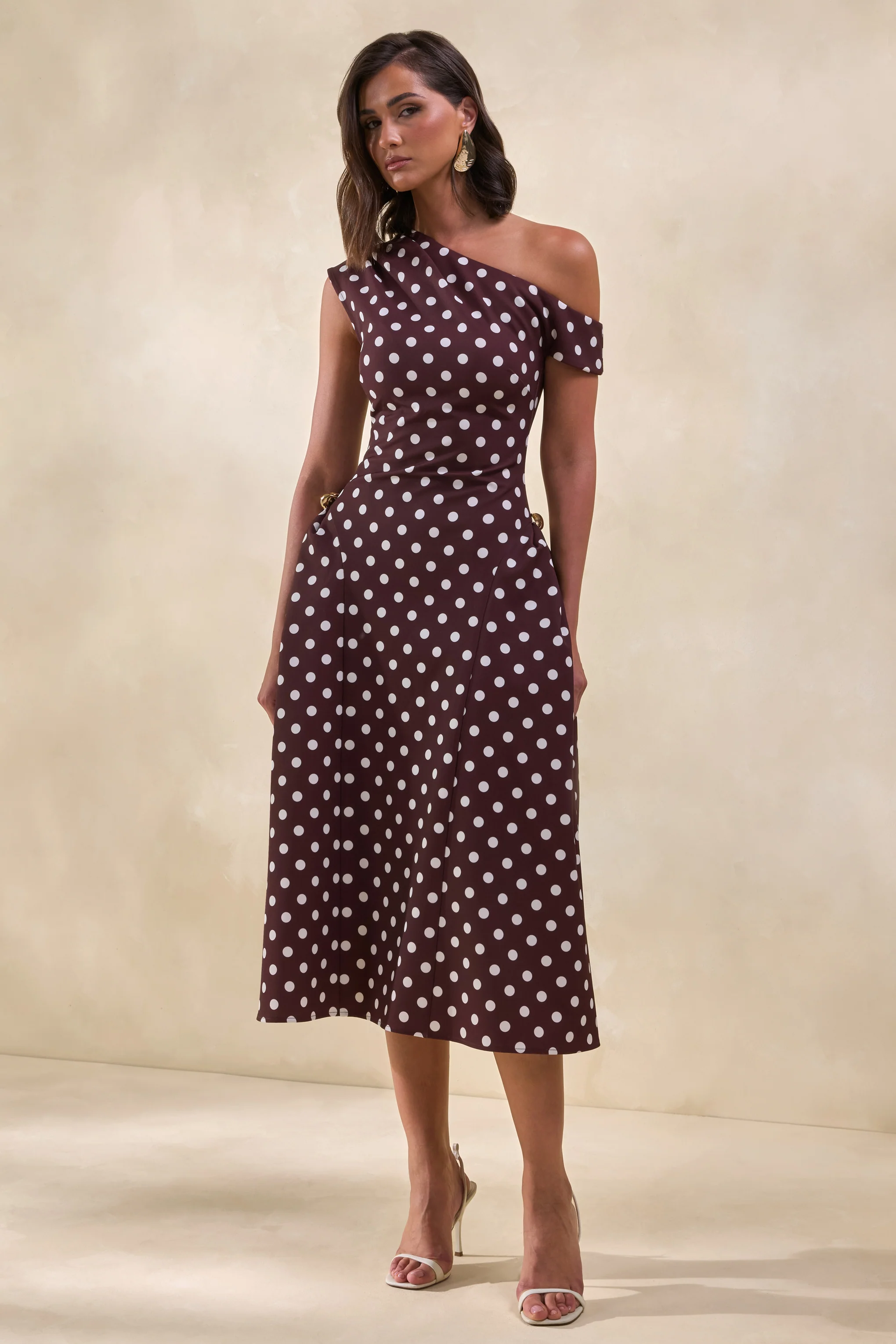 Celosia | Braunes Midikleid mit Polka Dots, asymmetrischem Ausschnitt und goldfarbenen Details - Image 8