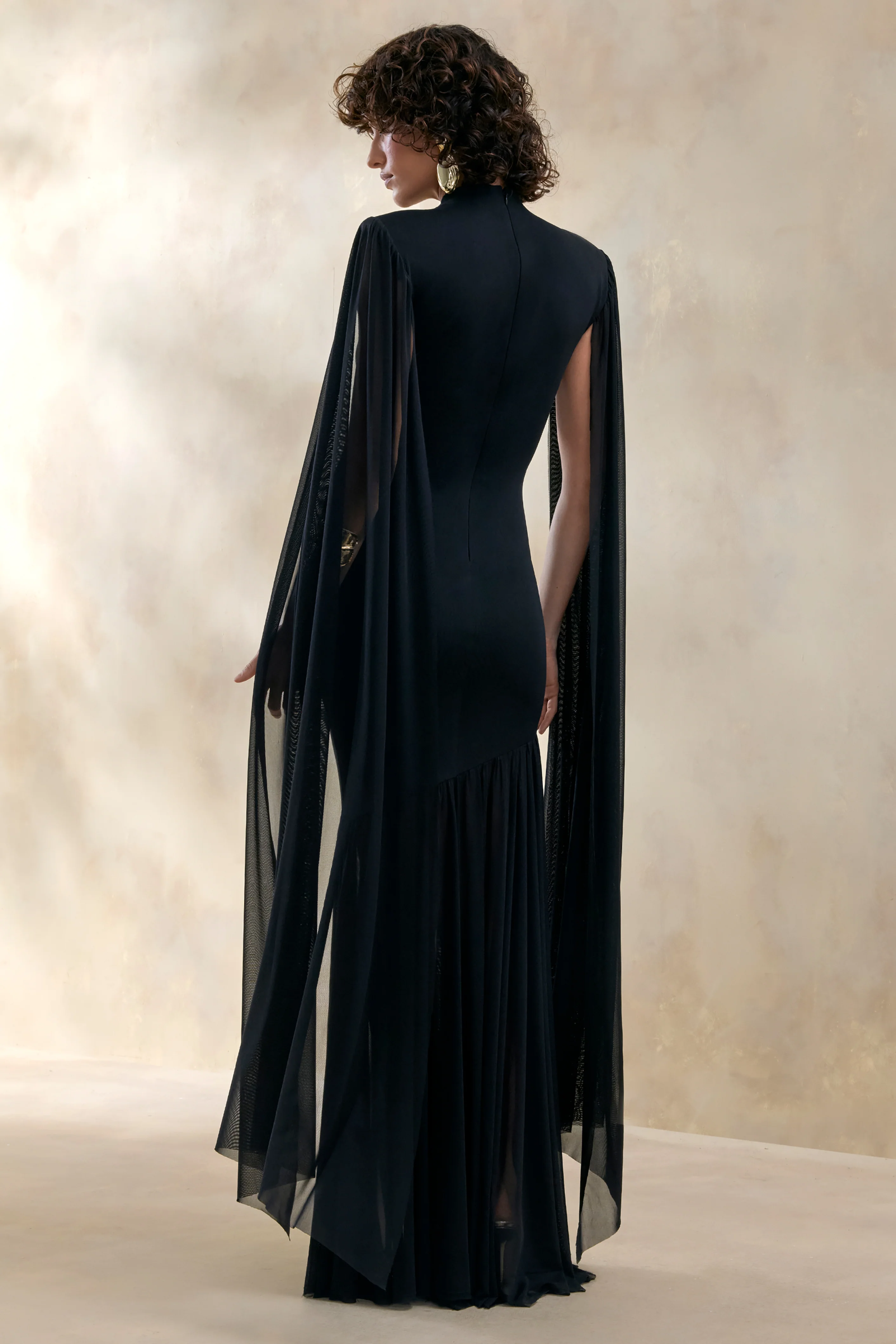 Chantelle | Schwarzes Maxikleid mit hohem Ausschnitt, tief sitzender Taille und Cape-Ärmeln - Image 2
