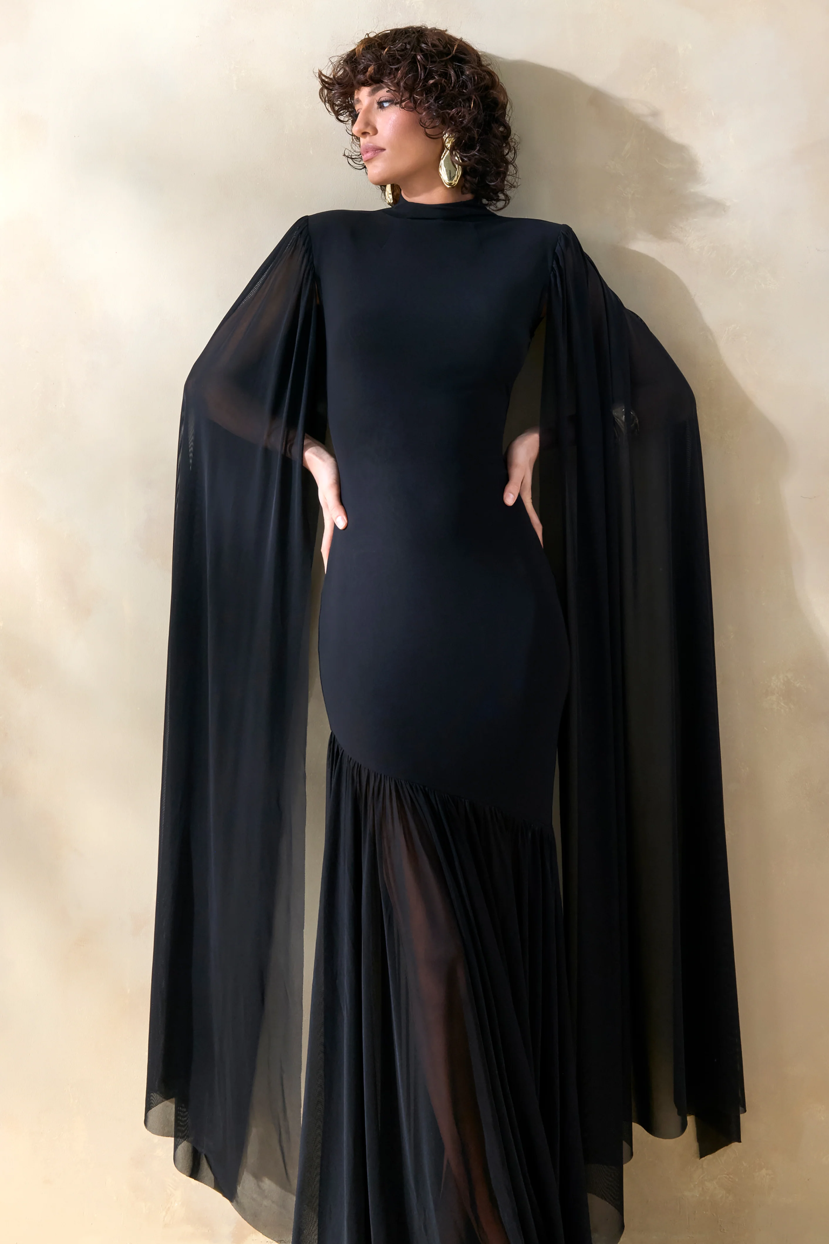 Chantelle | Schwarzes Maxikleid mit hohem Ausschnitt, tief sitzender Taille und Cape-Ärmeln - Image 3
