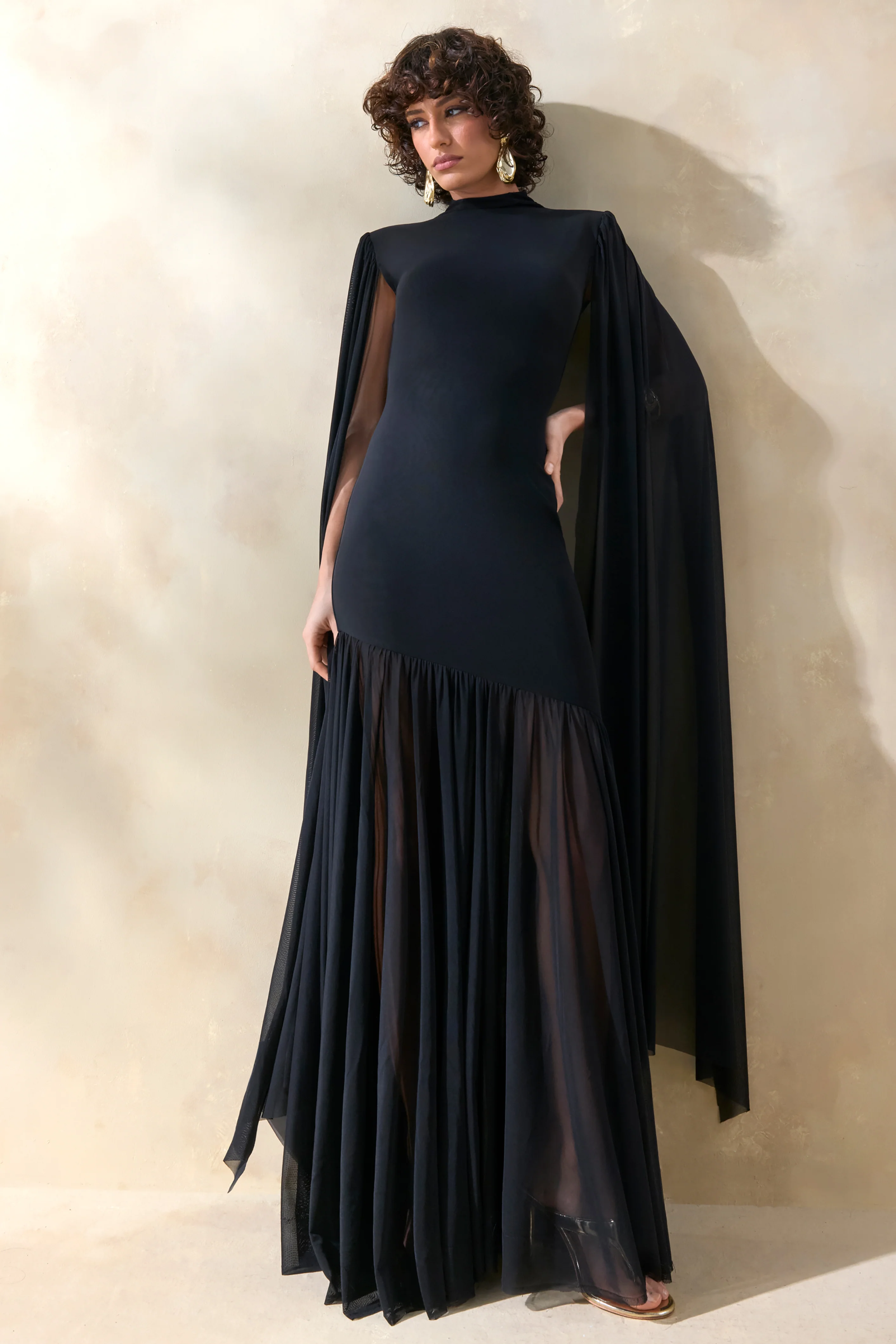 Chantelle | Schwarzes Maxikleid mit hohem Ausschnitt, tief sitzender Taille und Cape-Ärmeln - Image 4