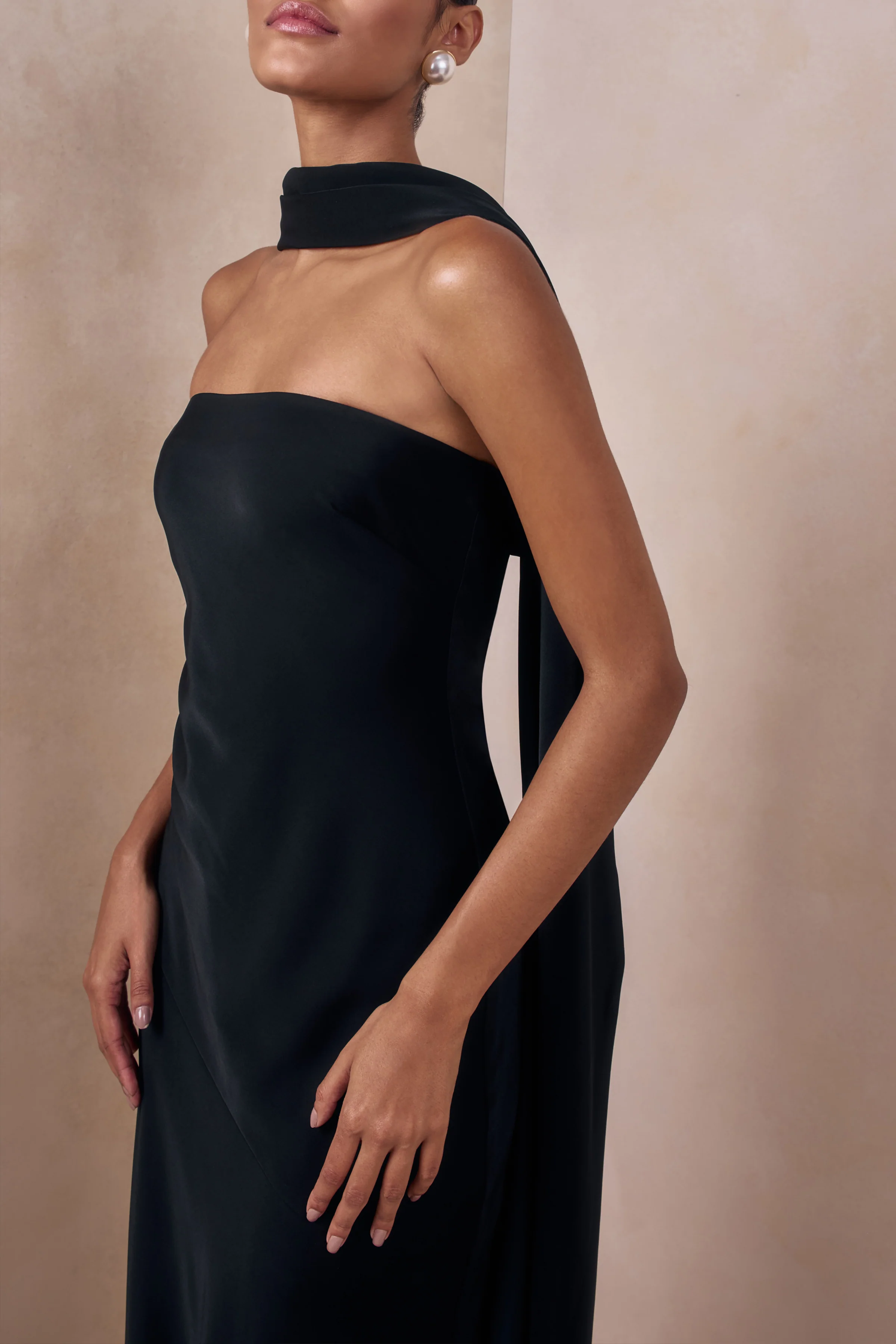 Charly | Schwarzes Maxikleid aus Satin mit matter Oberfläche, Bandeau-Ausschnitt und Schal-Detail - Image 3