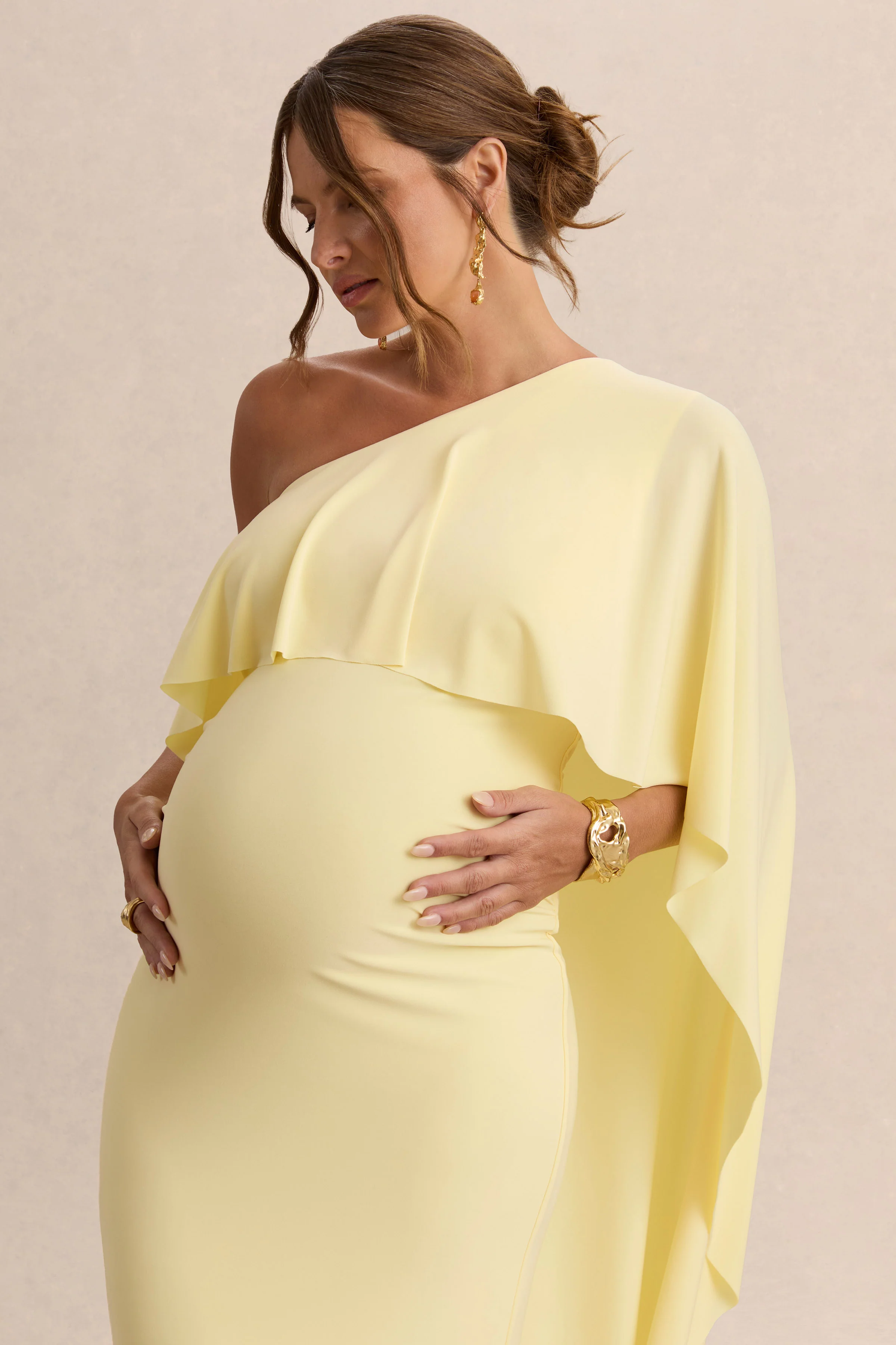 Cicely | Zitronengelbes Umstands-Maxikleid mit asymmetrischem Ausschnitt und Cape-Ärmel - Image 3