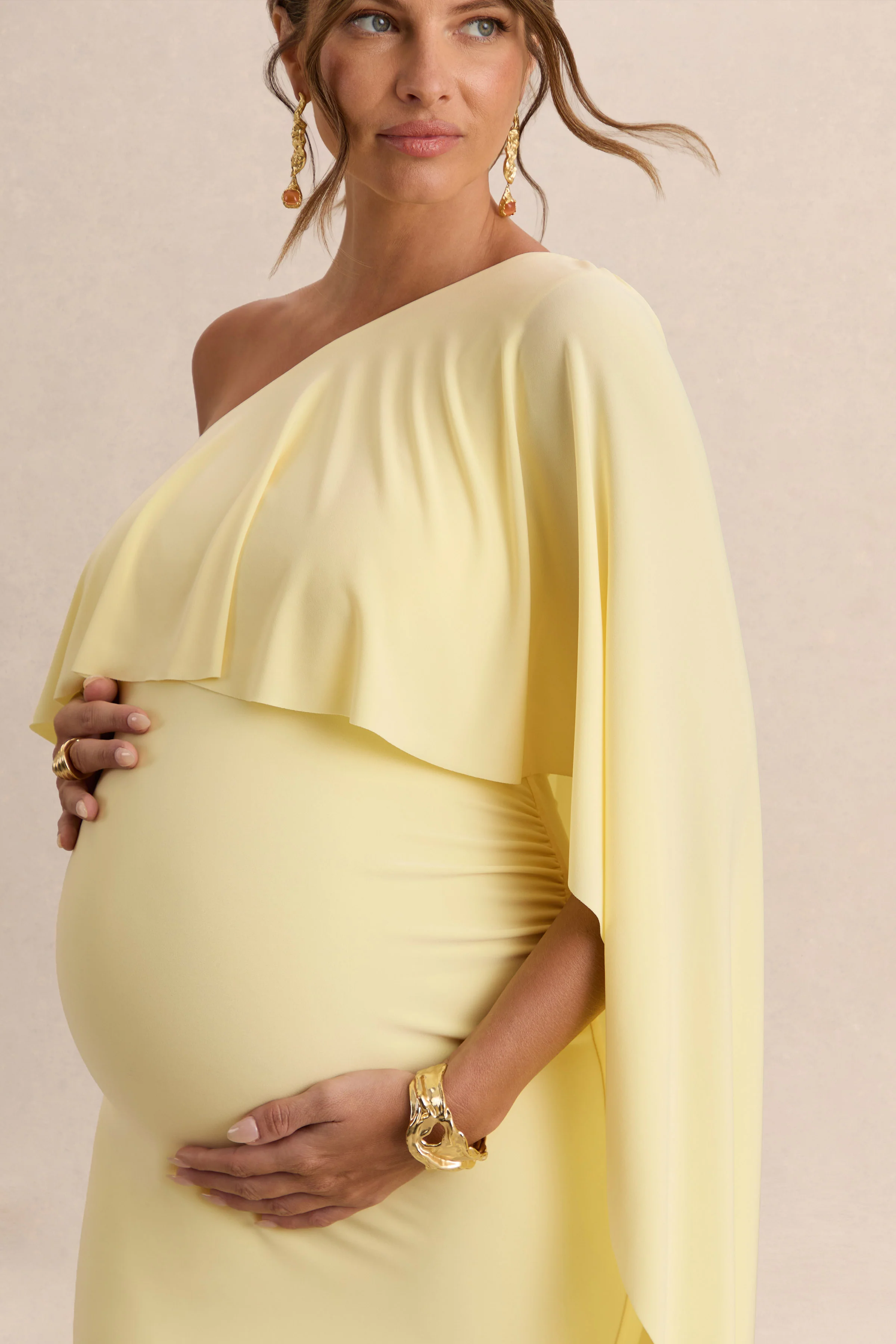 Cicely | Zitronengelbes Umstands-Maxikleid mit asymmetrischem Ausschnitt und Cape-Ärmel - Image 4