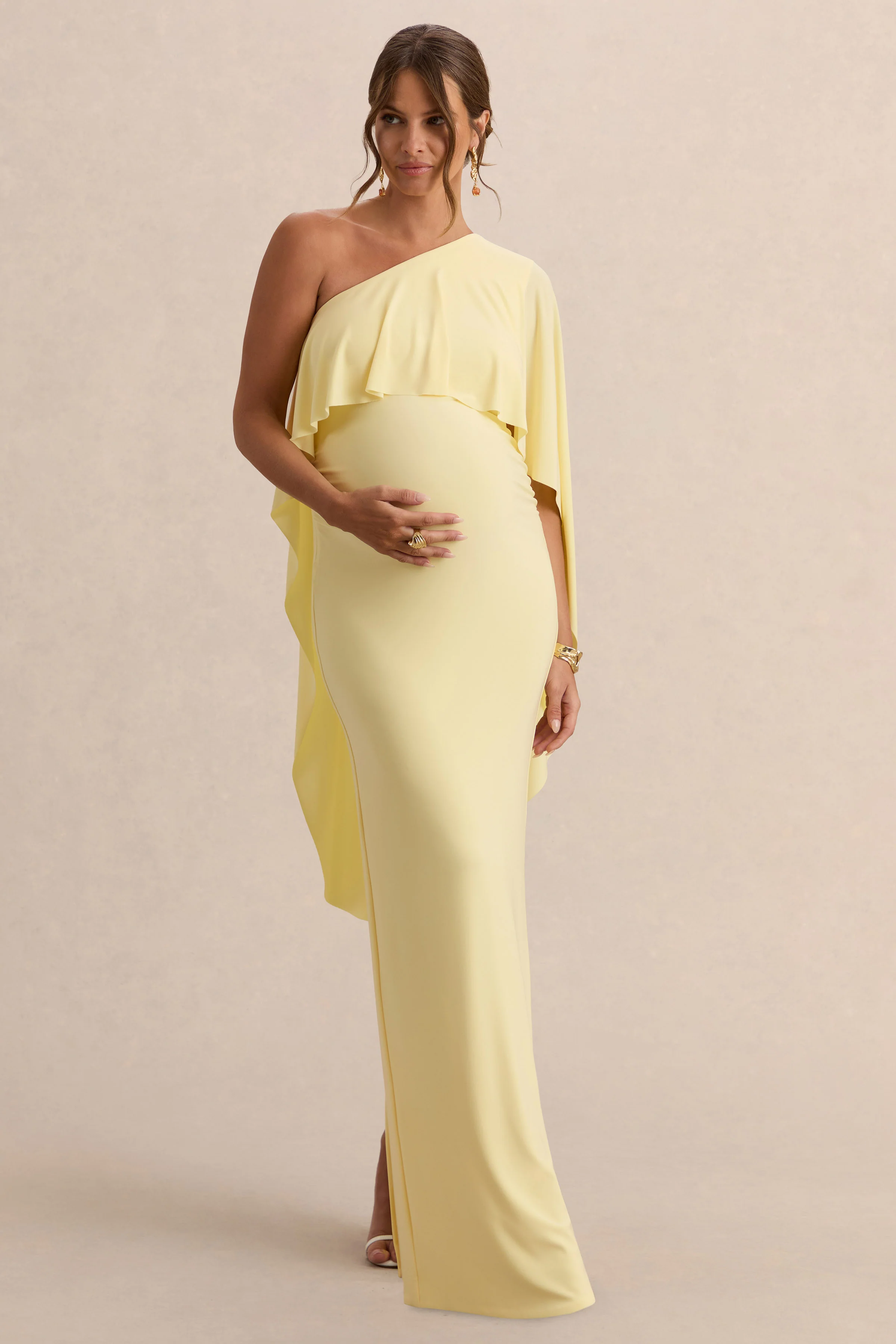Cicely | Zitronengelbes Umstands-Maxikleid mit asymmetrischem Ausschnitt und Cape-Ärmel - Image 6