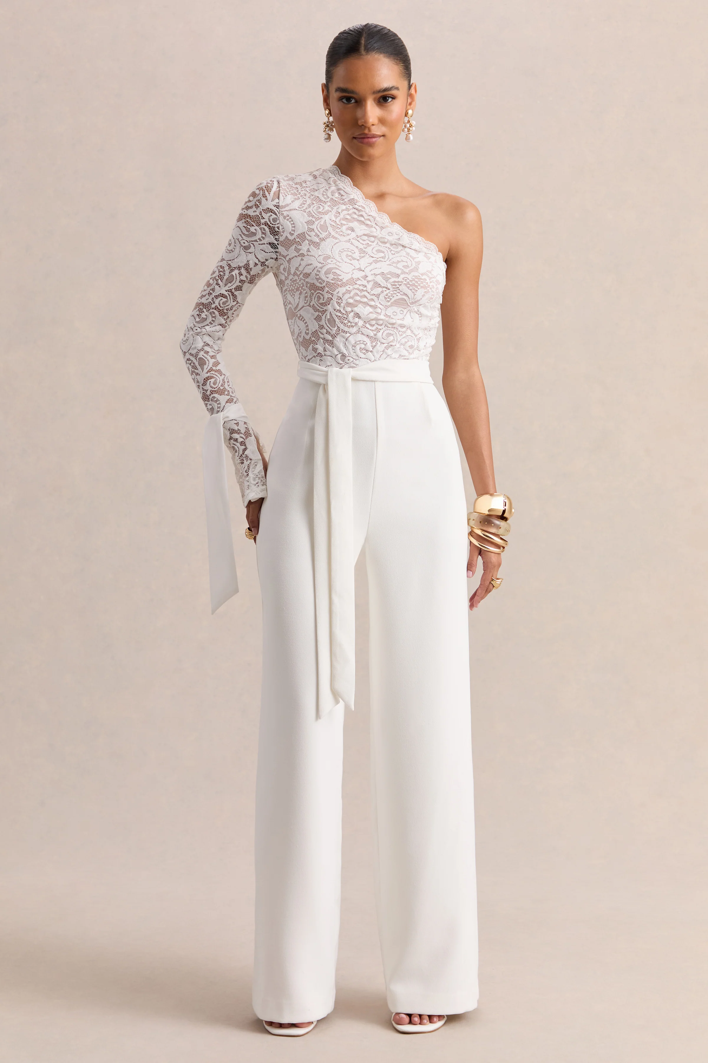 Clarence | Weißer Jumpsuit aus Spitze mit asymmetrischem Ausschnitt und Schleifen-Details