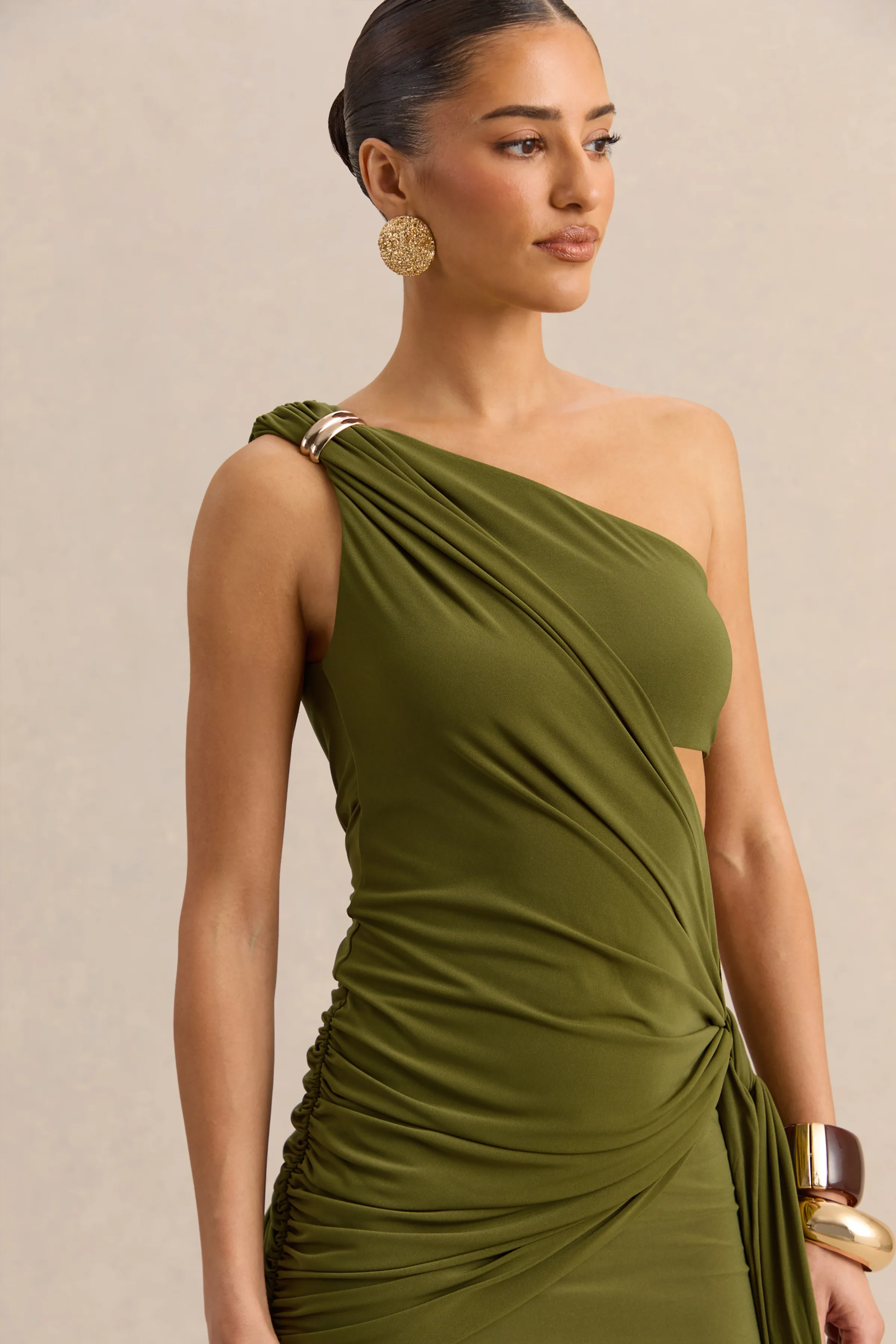 Clarosia | Grünes Maxikleid mit asymmetrischem Ausschnitt, Cut-out-Details und Schärpe - Image 5