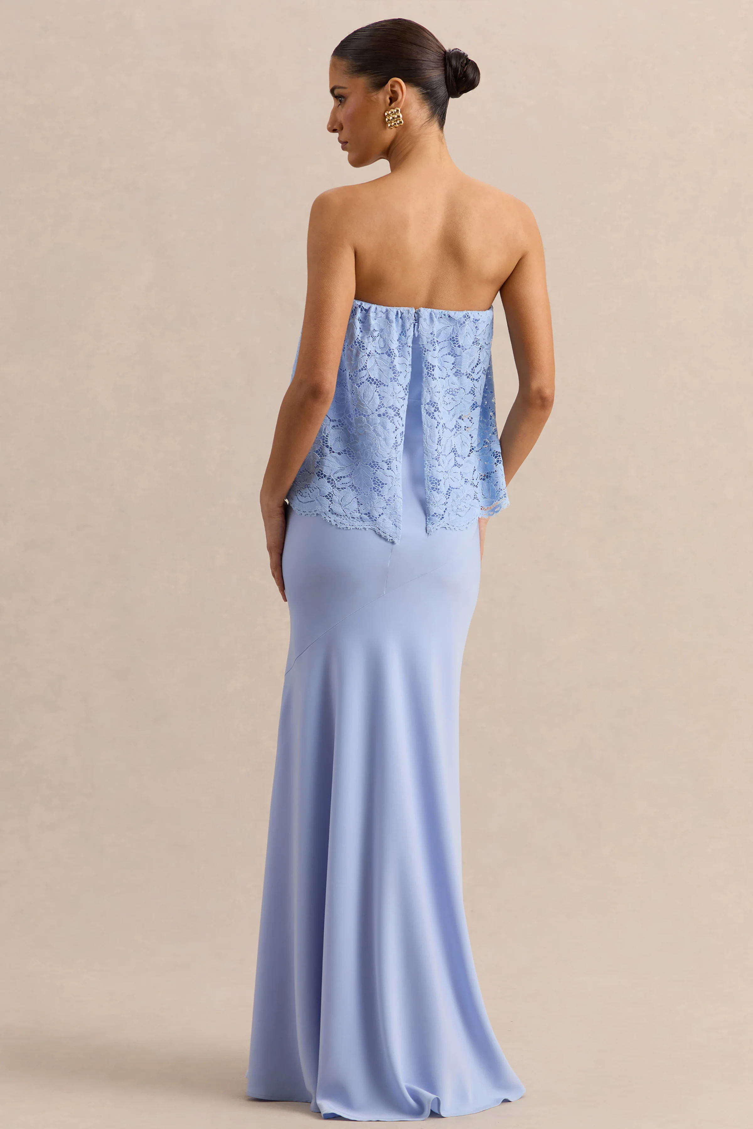 Clemency | Puderblaues Bandeau-Maxikleid aus Spitze und mattem Satin - Image 2