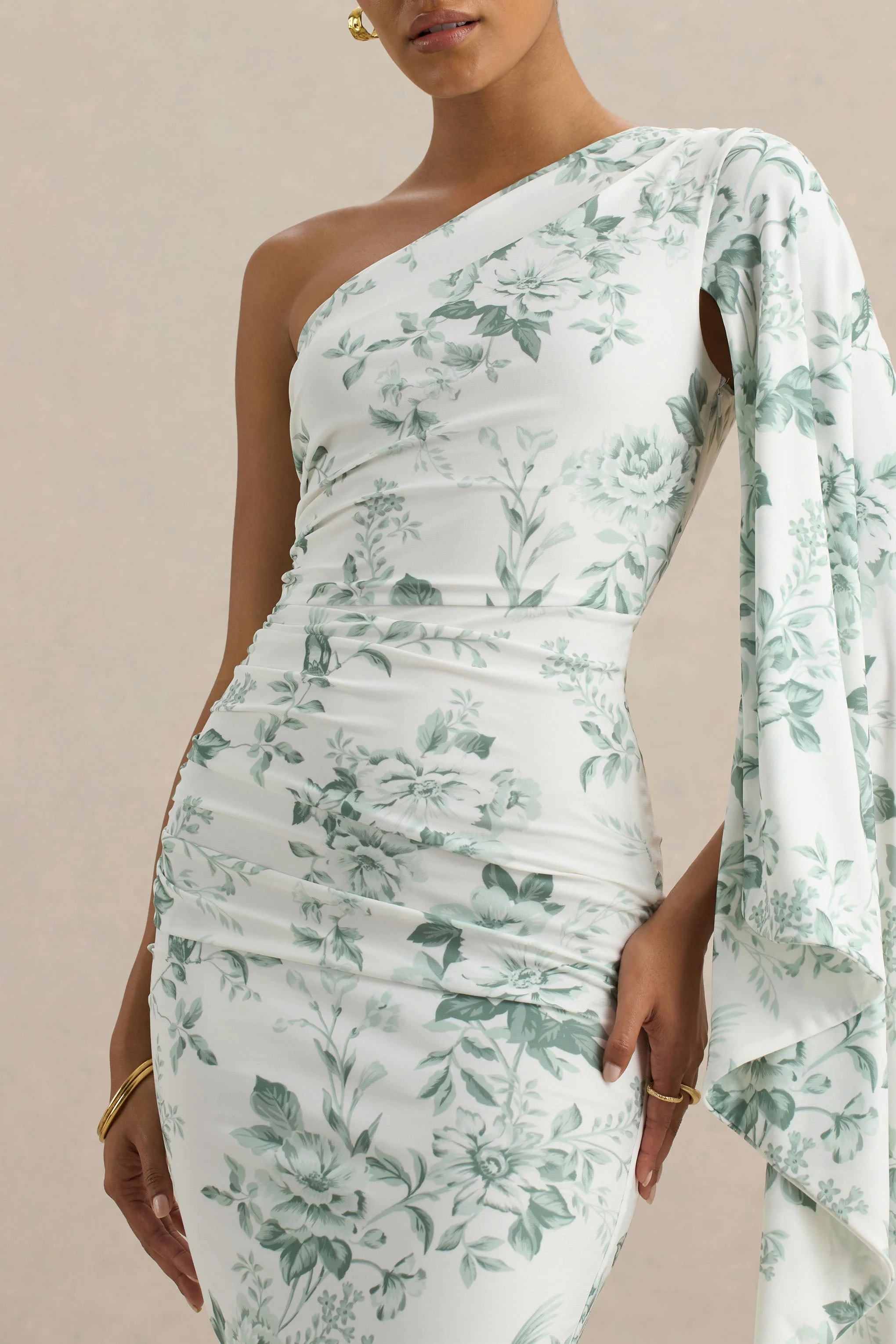 Clementina | Grünes Maxikleid mit Blumenmuster und asymmetrischen Cape-Ärmel - Image 2
