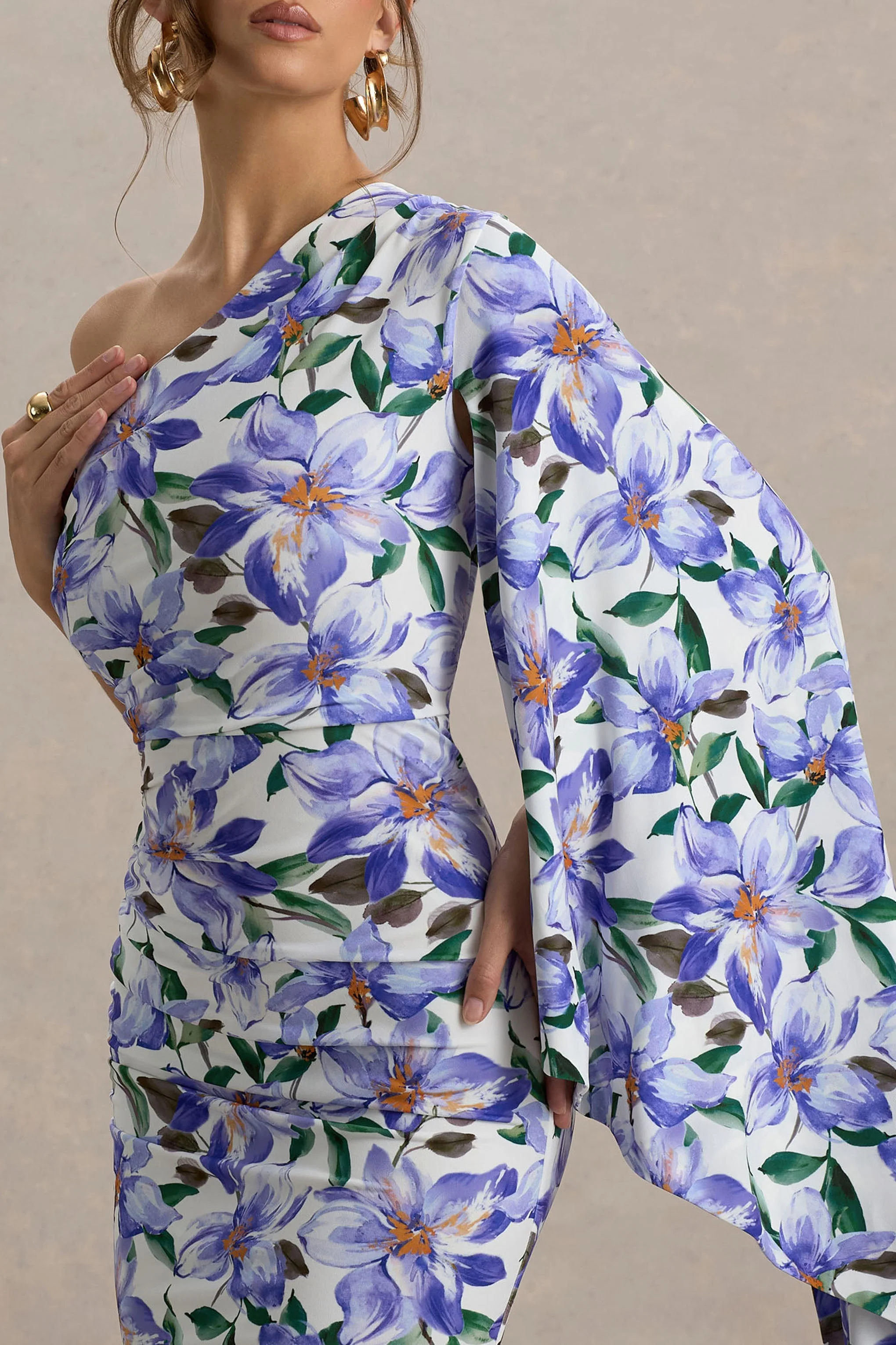 Clementina | Lila Maxikleid mit Lilienmuster und asymmetrischem Cape-Ärmel - Image 3