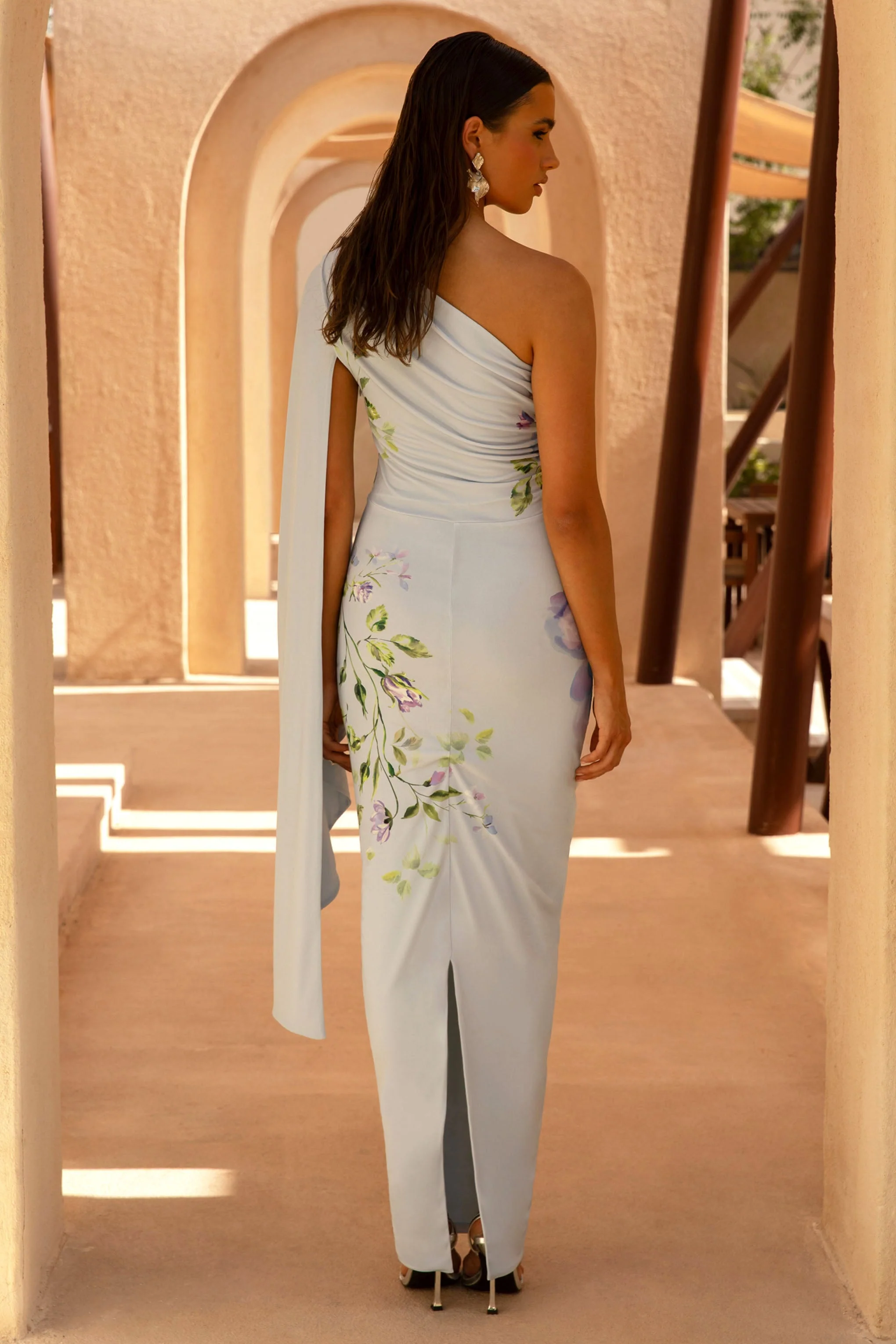 Clementina | Puderblaues Maxikleid mit Rosenmuster und asymmetrischem Cape-Ärmel - Image 2