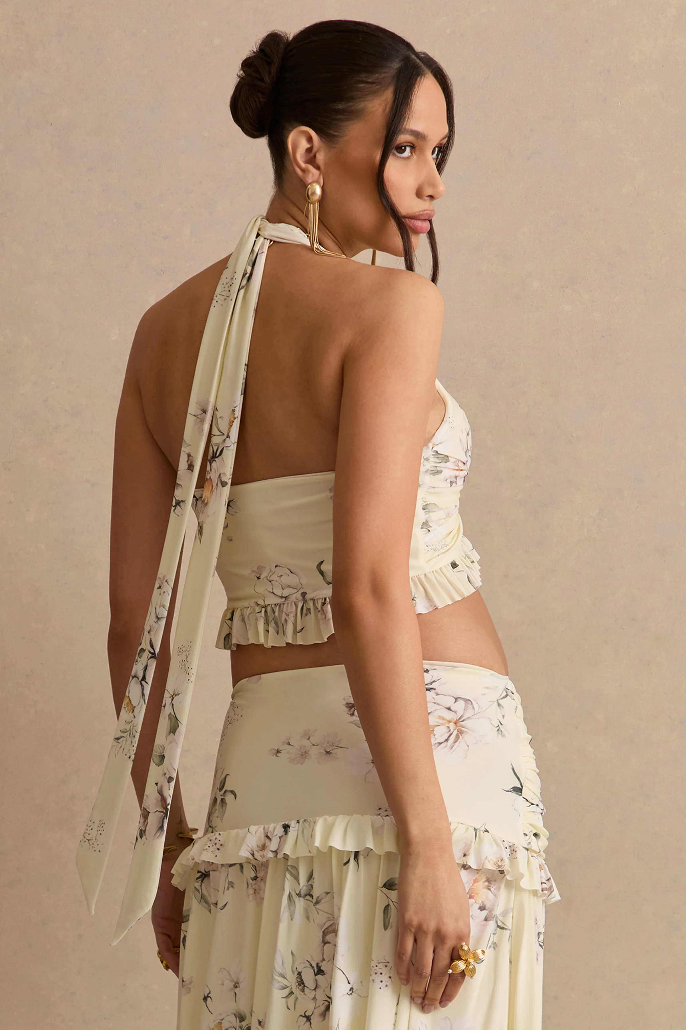 Clovia | Gelbes Oberteil mit Blumenprint und Neckholder-Ausschnitt - Image 2