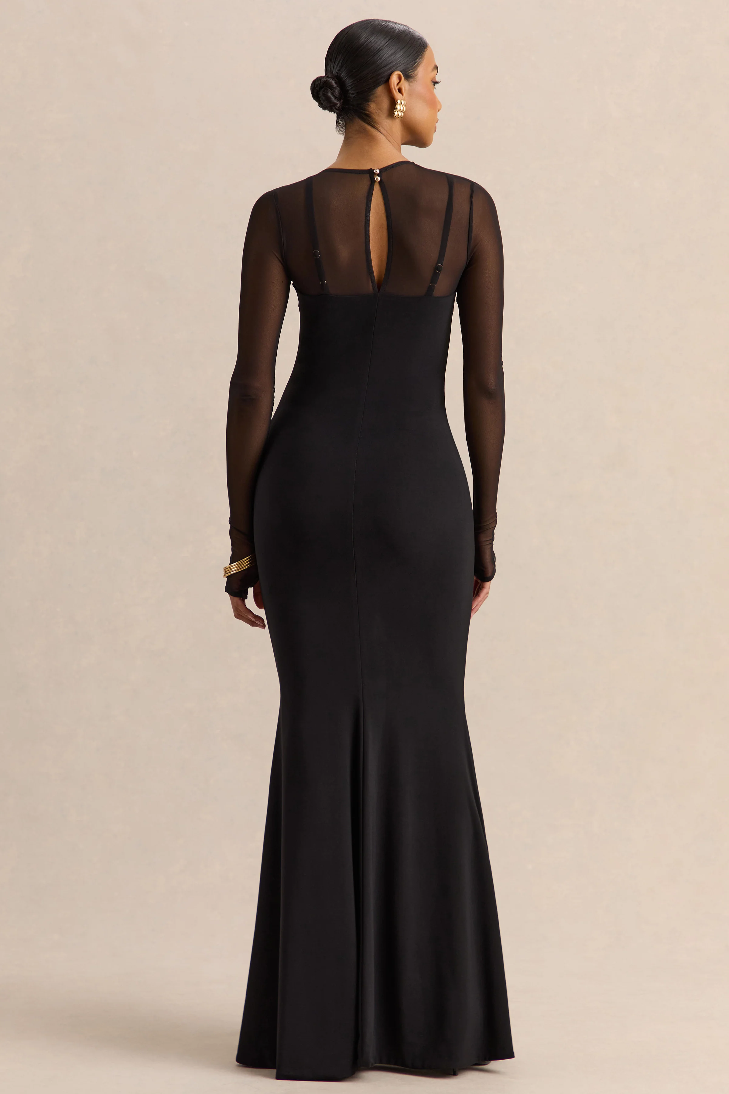 Coralia | Schwarzes Maxikleid mit asymmetrischem Ausschnitt und langen Mesh-Ärmeln - Image 2