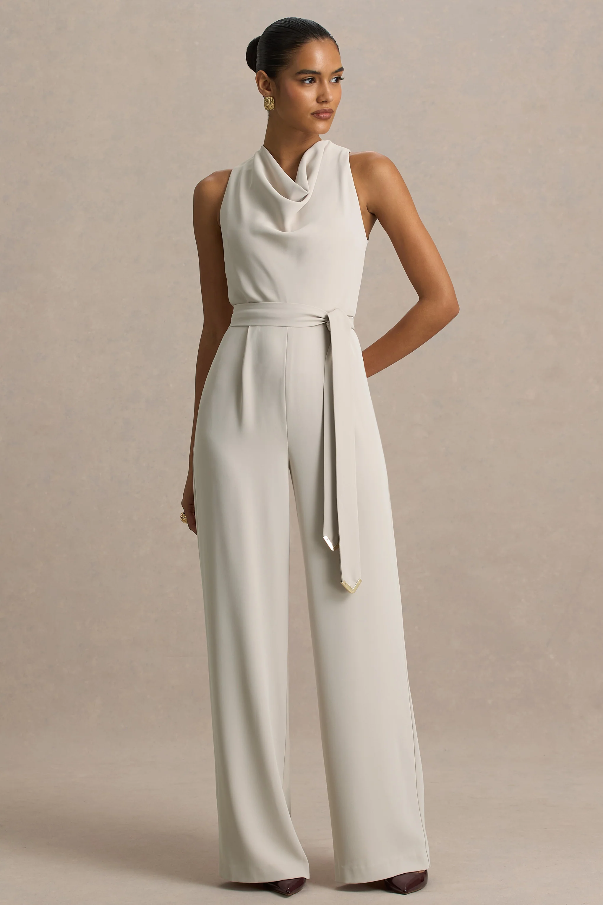 Corina | Jumpsuit in Nude mit Wasserfallausschnitt und Bindegürtel - Image 3