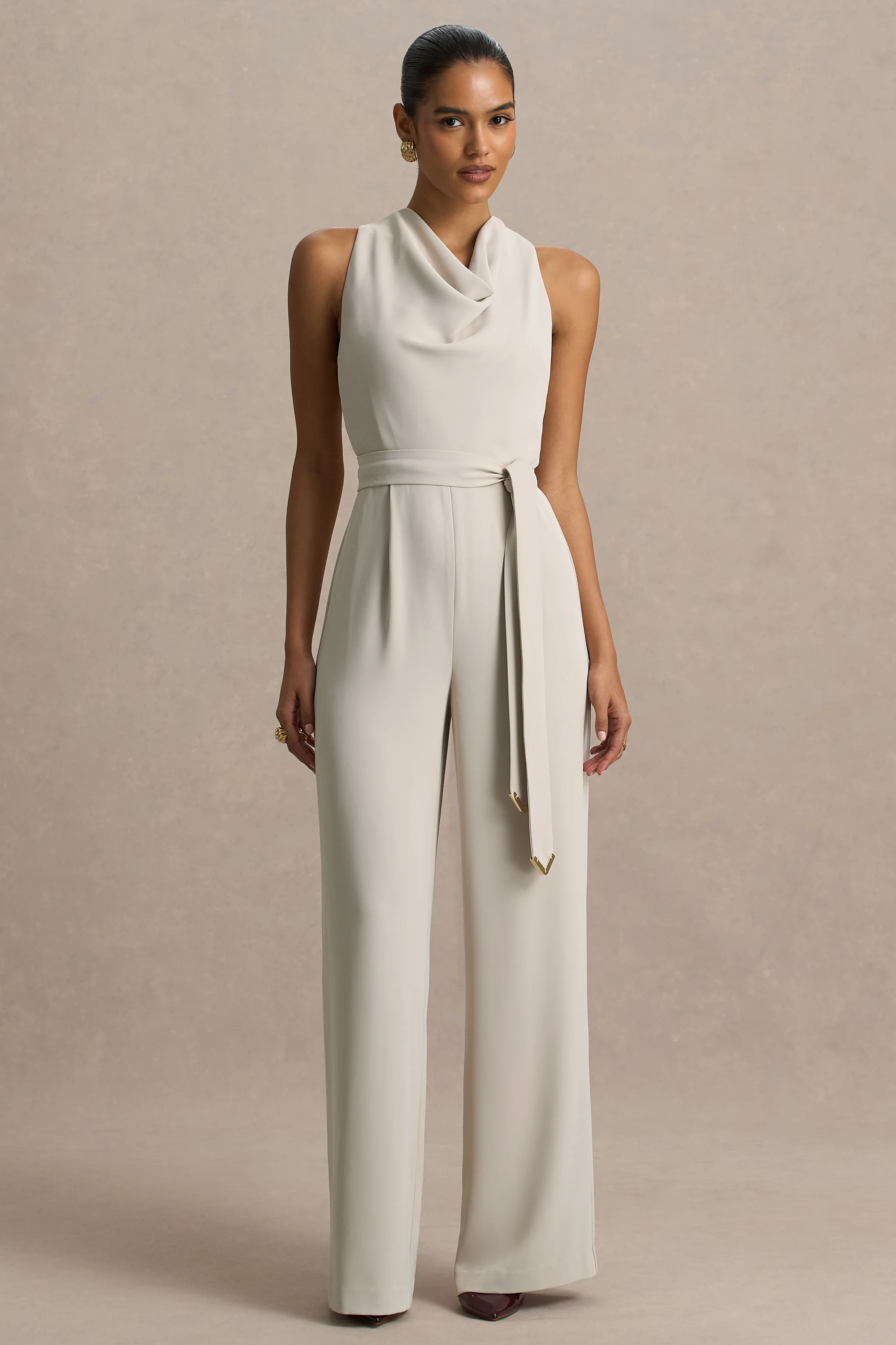 Corina | Jumpsuit in Nude mit Wasserfallausschnitt und Bindegürtel - Image 5