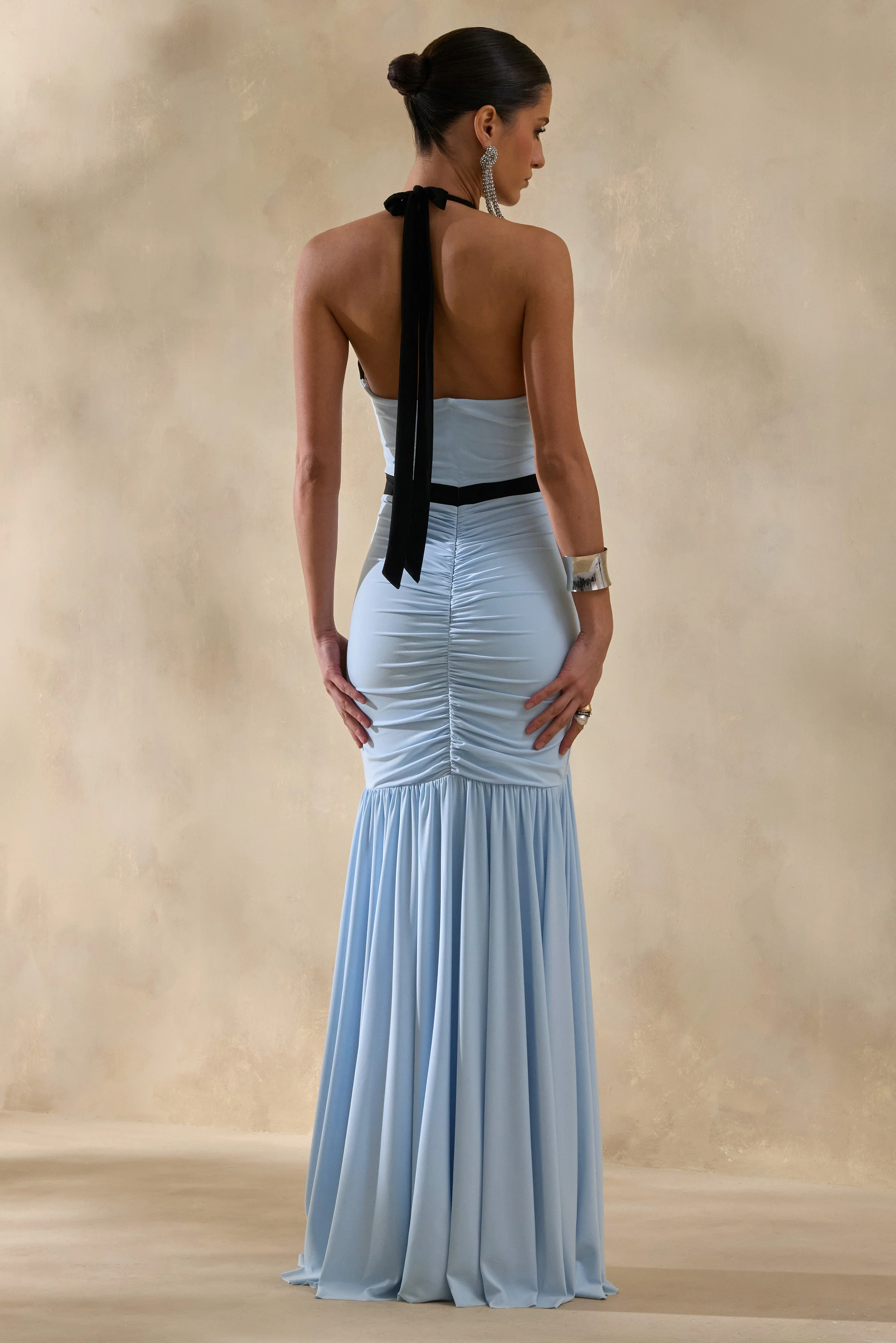 Cosmina | Puderblaues Maxikleid mit tiefem Ausschnitt und Schleifendetail - Image 2