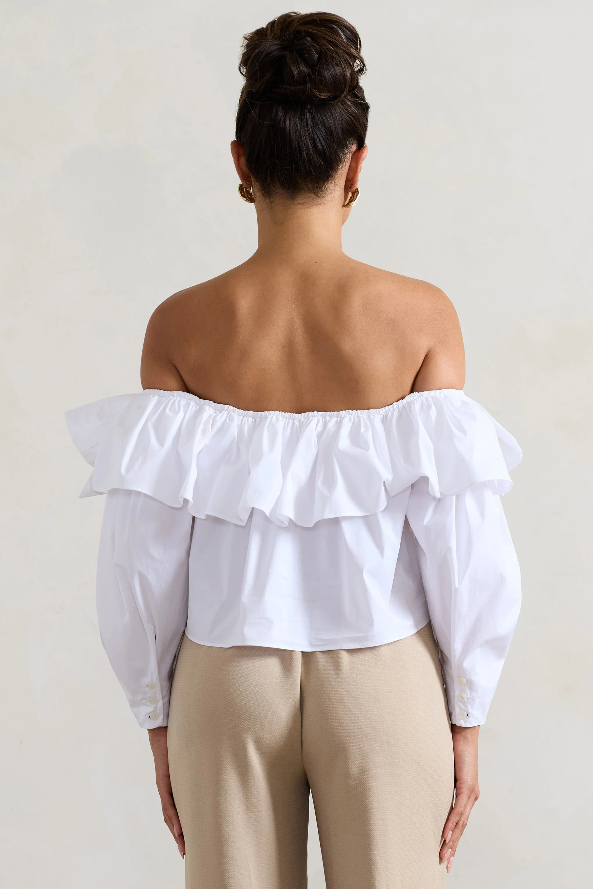 Cove | Weißes Bardot-Oberteil mit Puffärmeln, Rüschen und Schleifen - Image 7