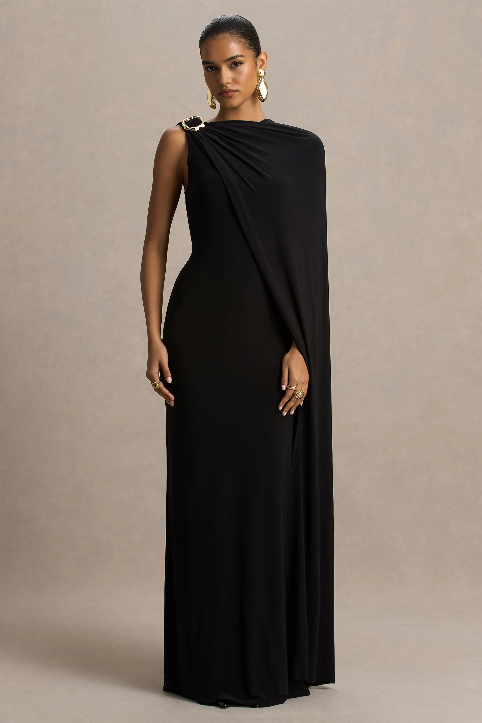 Cressida | Schwarzes Maxikleid mit asymmetrischem Ausschnitt und Cape-Ärmel
