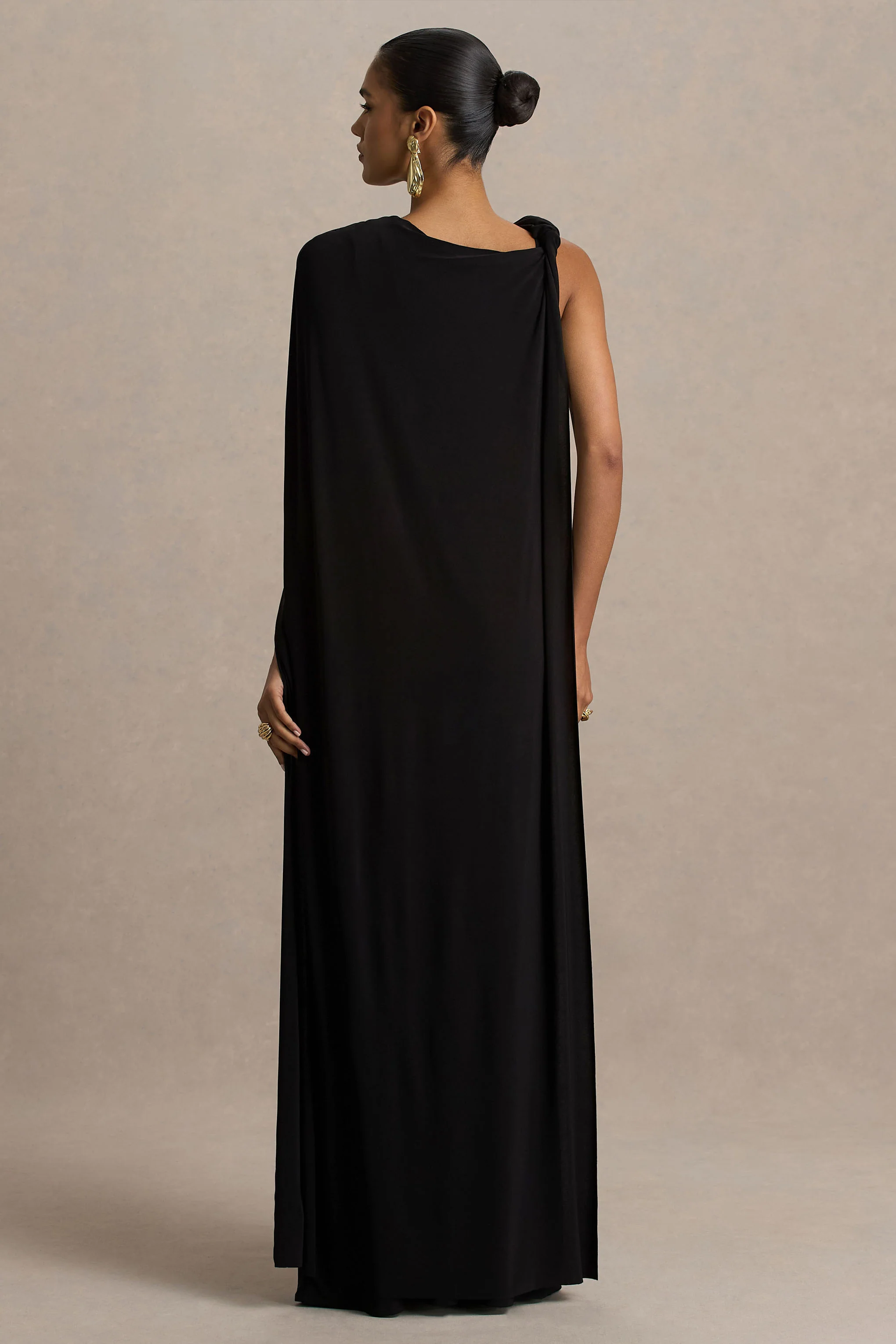 Cressida | Schwarzes Maxikleid mit asymmetrischem Ausschnitt und Cape-Ärmel - Image 2