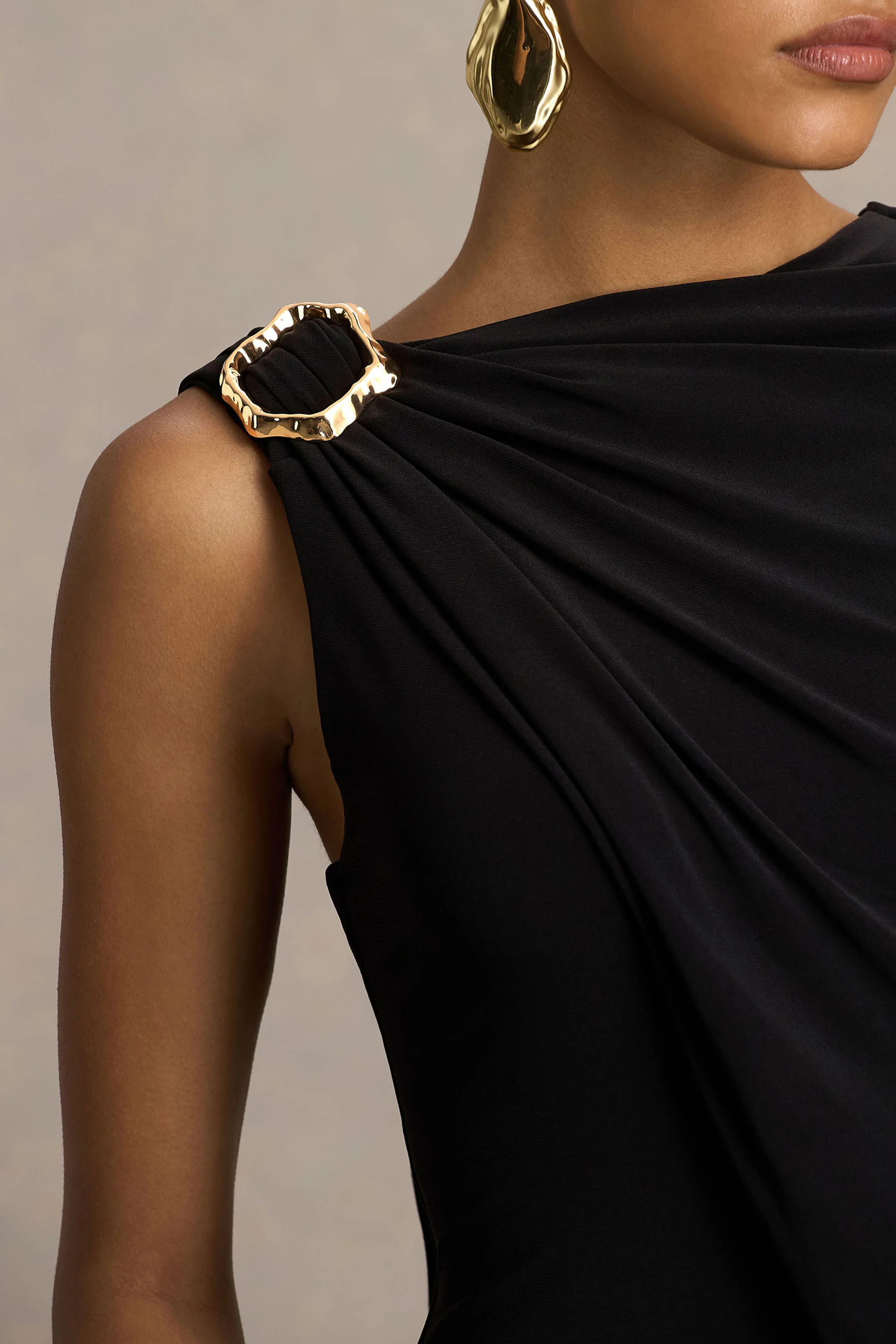 Cressida | Schwarzes Maxikleid mit asymmetrischem Ausschnitt und Cape-Ärmel - Image 3