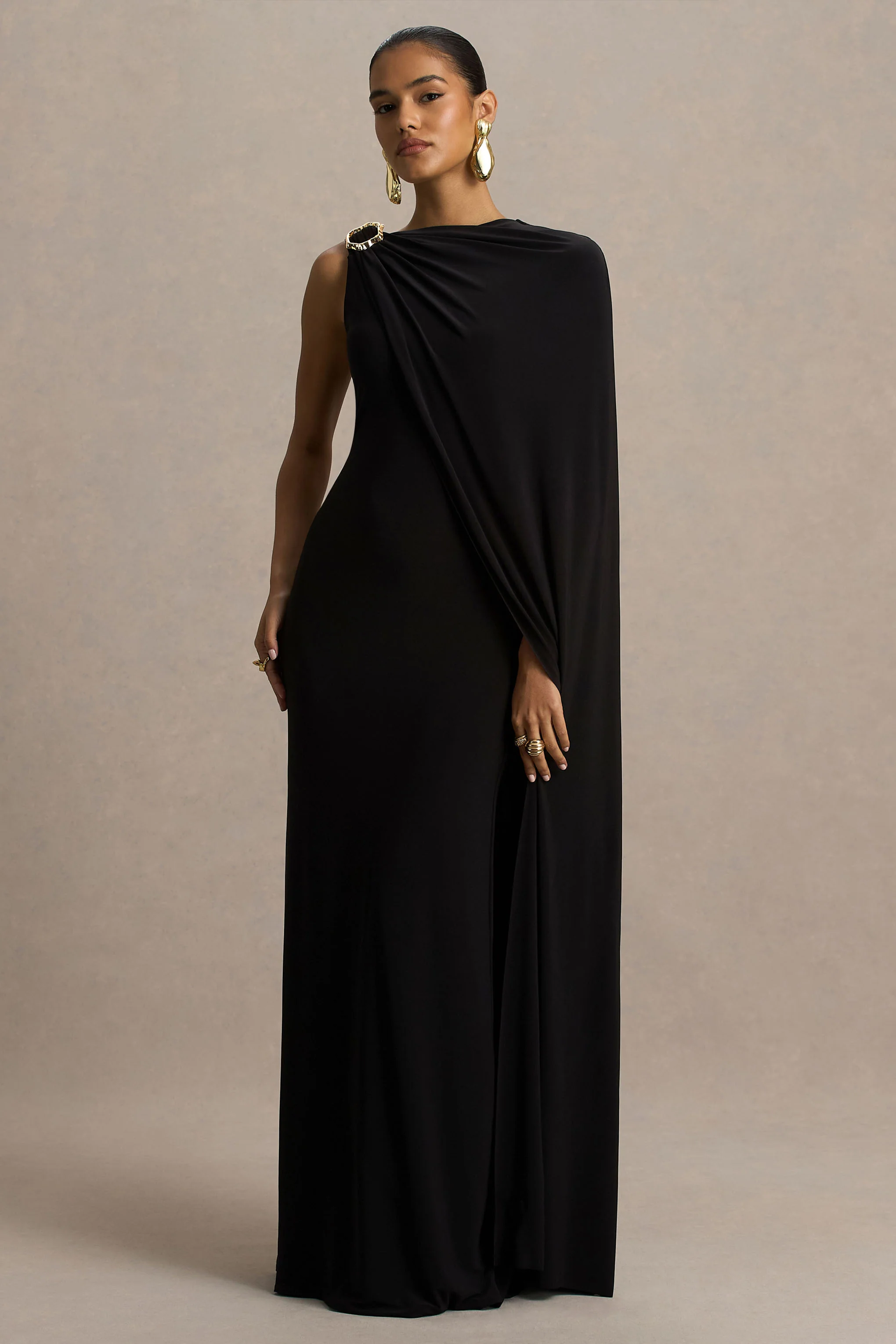 Cressida | Schwarzes Maxikleid mit asymmetrischem Ausschnitt und Cape-Ärmel - Image 4